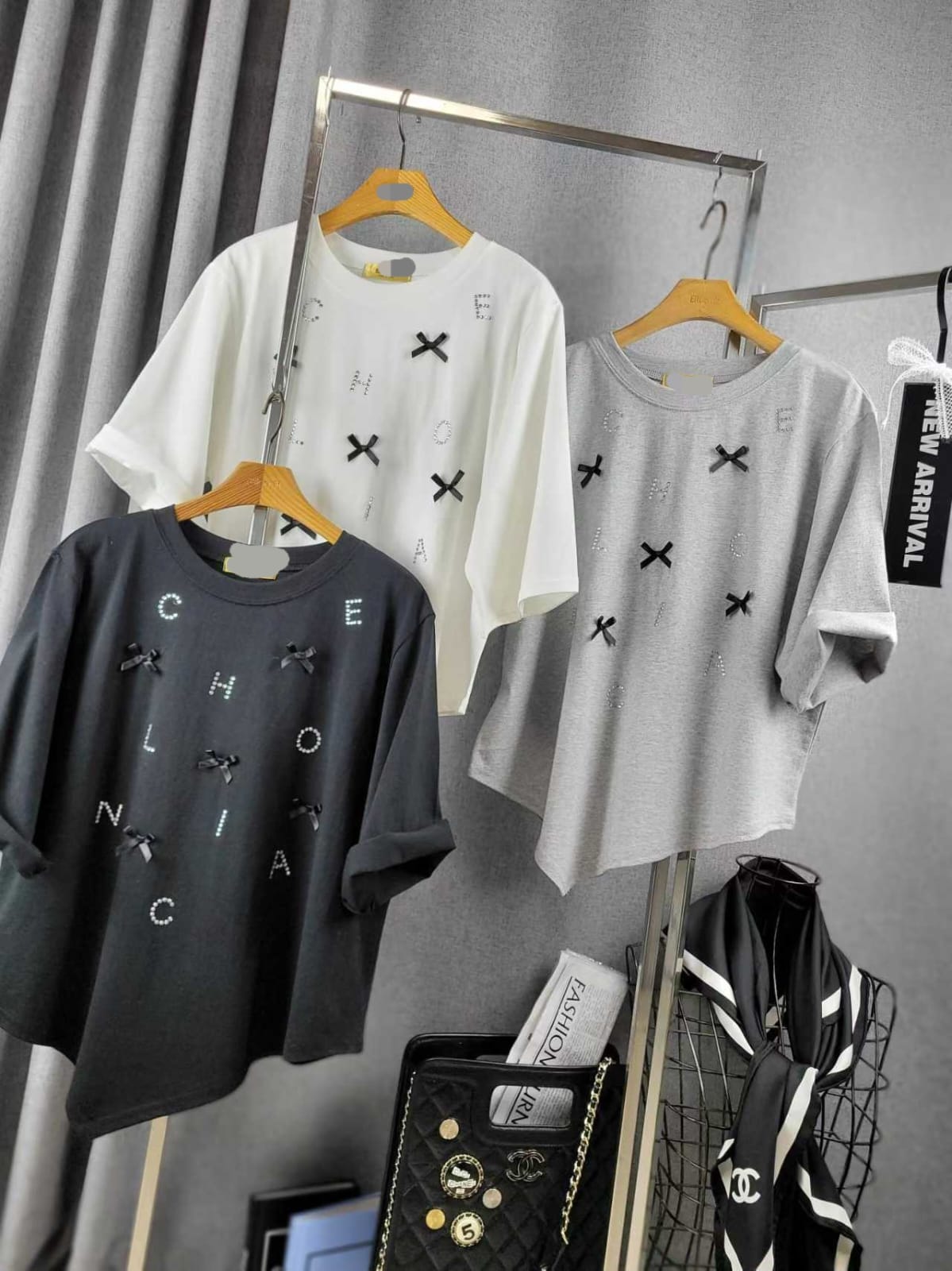 🎀【不規則美學】蝴蝶結刺繡字母短袖 Tee