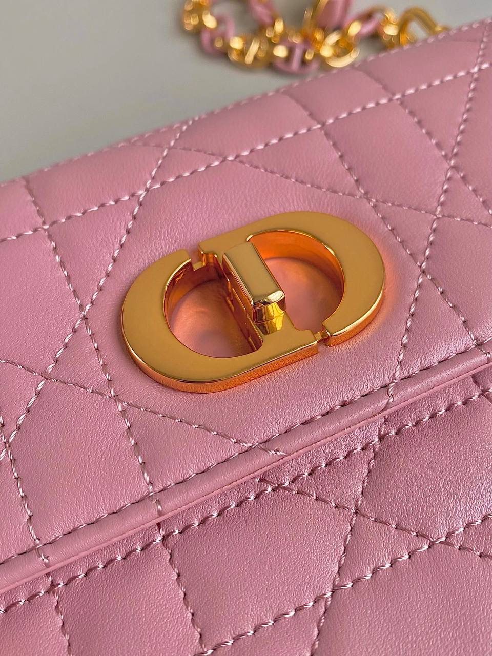 🈶复古粉，迷你 𝗗𝗜𝗢𝗥 𝗠𝗶𝘀𝘀 𝗰𝗮𝗿𝗼链条手袋 开挂啦开挂啦！！火爆全网 不出意外夏天最爱的一只小包了 还是经典的藤格纹标识，真是百看不腻 金属链环和与皮同色系珐琅扣链环交替肩带 完全神一般的存在，可爱可盐，颜值太顶啦 内隔层容量日常足够了，斜挎/单肩/腋下都可 极简的法式浪漫松弛感直戳心脏，不挑人，冲！ 17.3×13×7.5cm，#6553m
