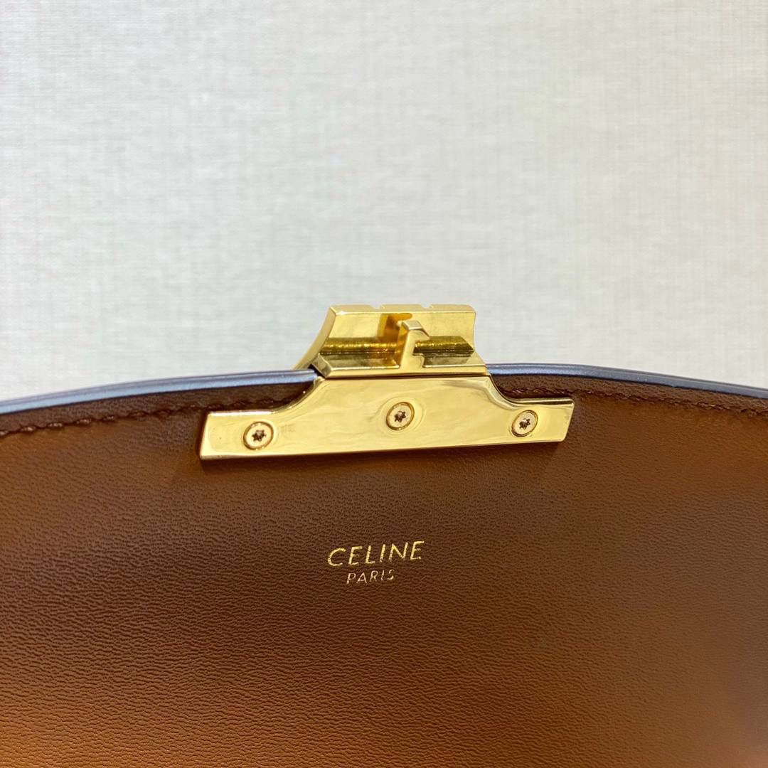🔥大货实拍图 𝗖𝗘𝗟𝗜𝗡𝗘 ♥ 𝗧𝗥𝗜𝗢𝗠𝗣𝗛𝗘 𝗕𝗢𝗫中号 在原来的锁扣上加了CELINE首字母凯旋门扣，完完整整的巴黎血液注入啊！将复古元素与品牌一向拿手的利落线条相结合，气质 高贵！ 型号：191242 小号尺寸：22.5*16.5*7.5cm