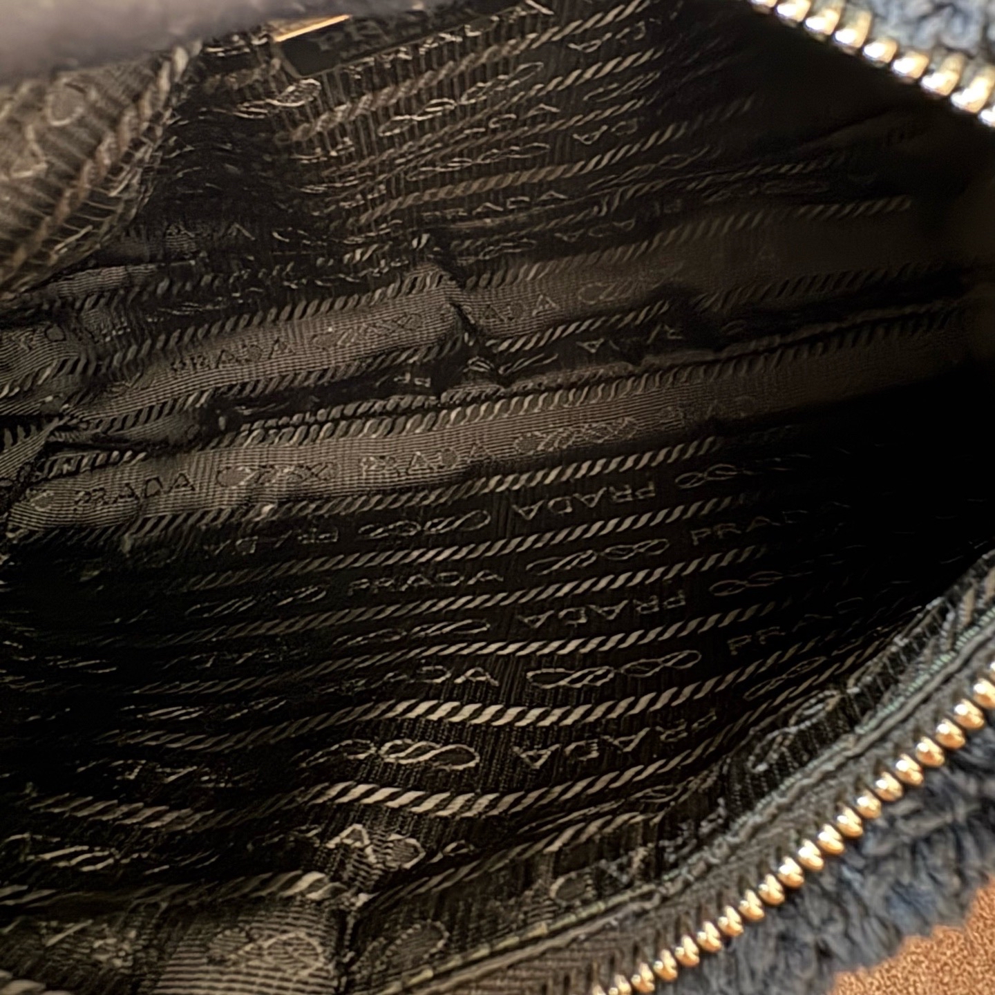 【預訂貨品】prada 毛毛hobo腋下包