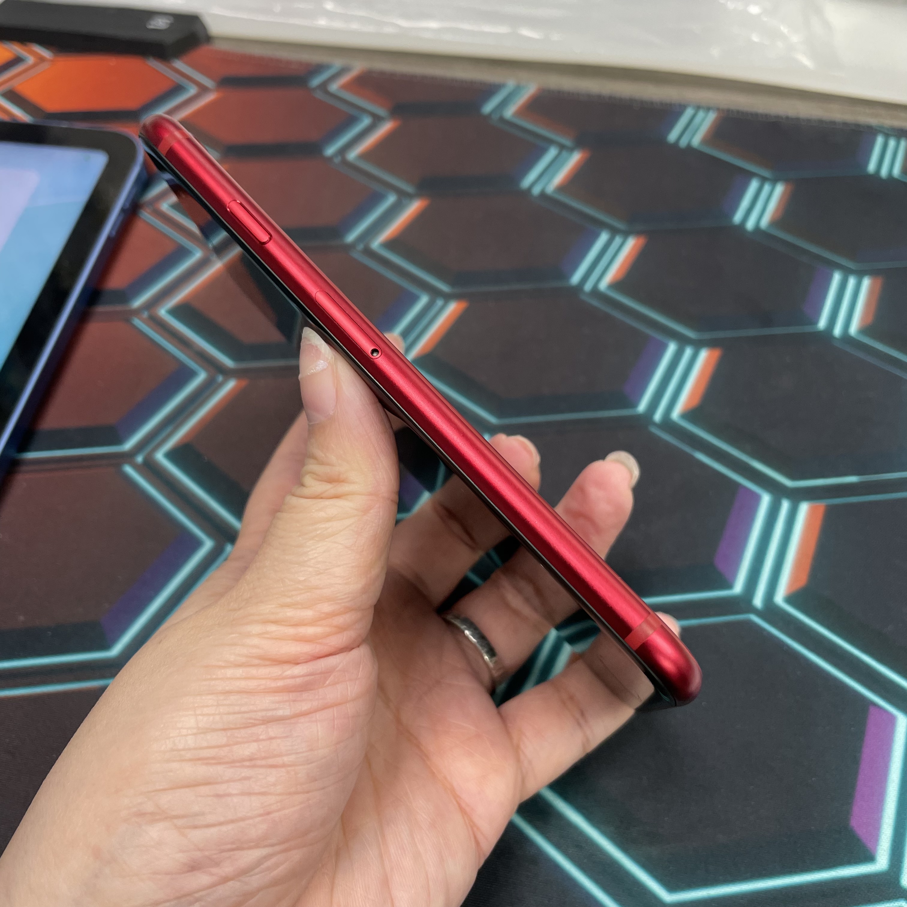 *7866 SE 3 完美機 128GB 電100 紅色 red