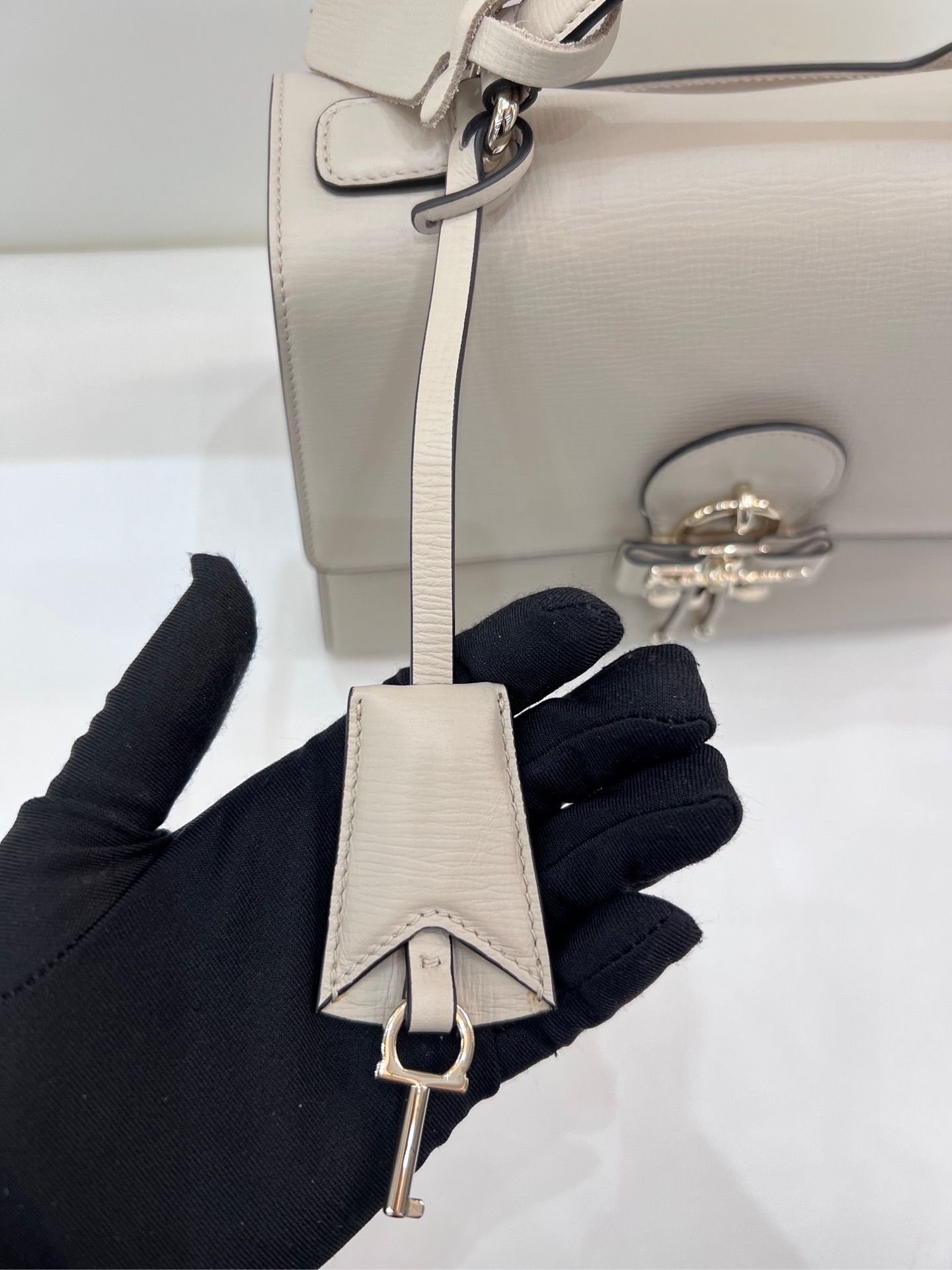 【預訂貨品】閒置新⭐️  Ferragamo Letty系列米白色牛皮斜孭包
