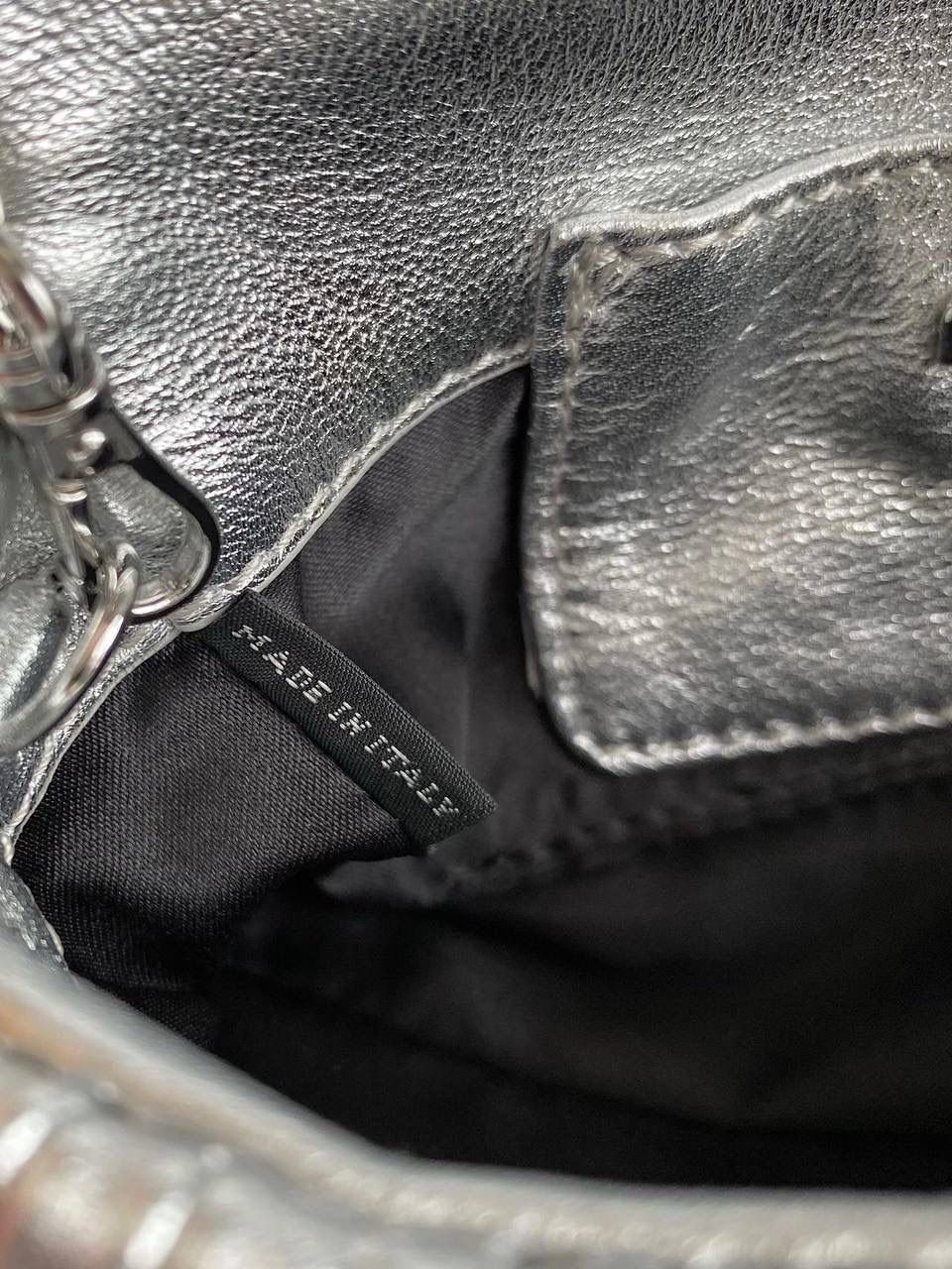 🈶银色 𝗠𝗶𝘂𝗠𝗶𝘂 𝐰𝐨𝐜链条包 咱就是说是不是不止我一个人喜欢这款链条包⛓真的好好看！精致的一塌糊涂，当一只手拿包也能彰显气质 我们用的是进口小羊皮！非国产皮料 肉眼可见的细腻，软软糯糯触感非常好！ 他家经典独特的褶皱工艺，是要有一定厚度 底料太薄了都做不出它的饱满 弹性 更不是市场通货干瘪瘪的褶皱，实在太假 我们新合作的老师傅在这细节上扣的很认真 一缕一折都有zp的神韵，且做到对版！！追求高品质的来 18×9.5×4cm #F0003m