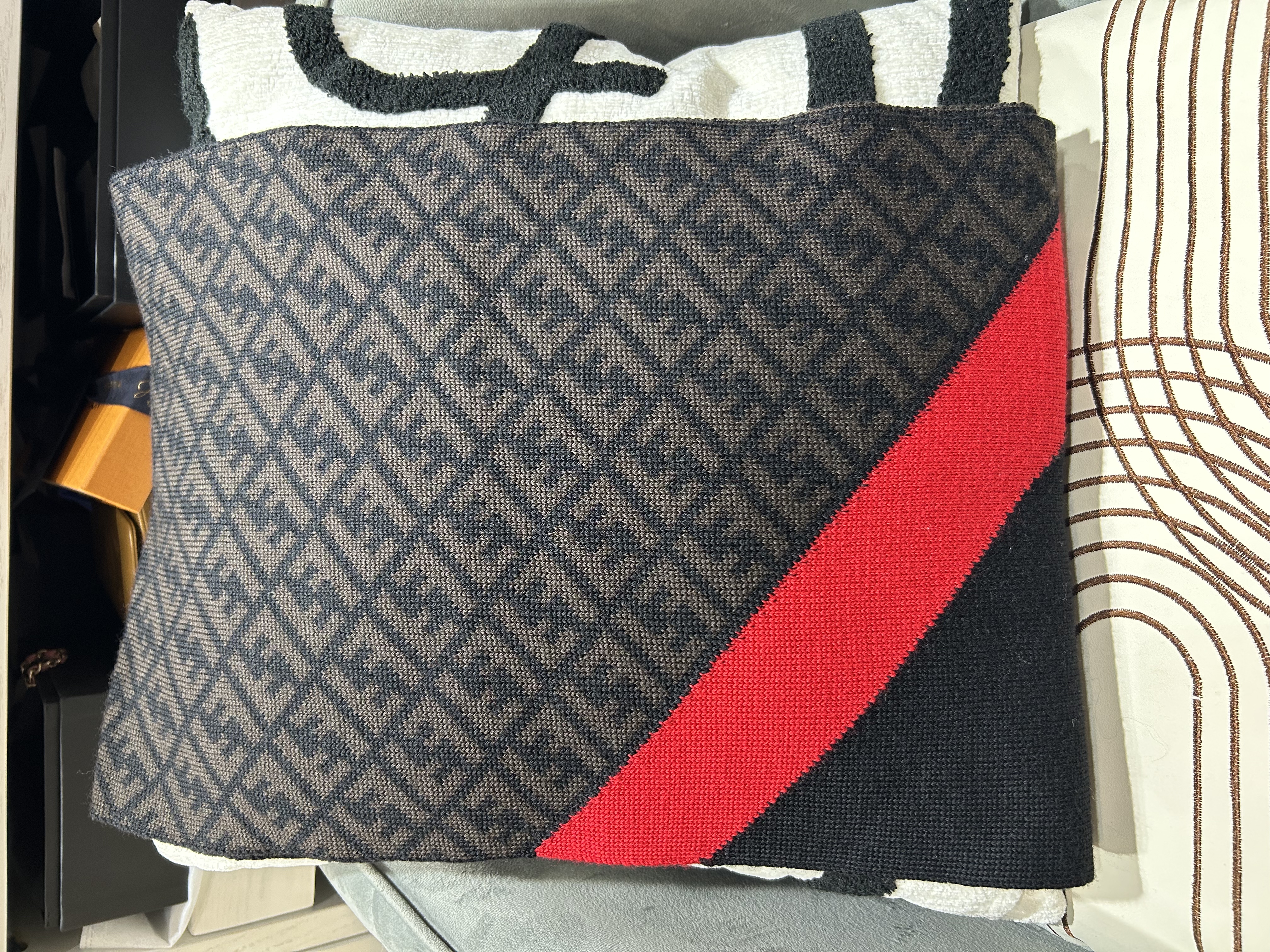 Fendi Scarf 羊毛頸巾 size: 180*30cm 100%Authentic, unused 未使用品 