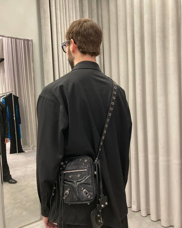 ba1enciaga Le cagole机车相机包💥 现在的男生打扮得越来越年轻时髦 这种时髦的男包简直像珍宝一样难得 他们家真的太懂现在的潮男潮女的需求了 版型是常规的相机邮差包，不会太over 但是！整个包都写着"机车"二字！ 低调的发着光，品味腔调的象征 咱家的油蜡皮爆裂感老客都知道的 纹路必须狠狠的"裂"开来 那种平滑的便宜的不对版皮请靠边～ ZP开发⚠️所有细节一致 21.5×17.5×5.5cm719065m