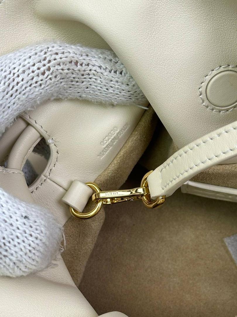 全新升级—𝙁𝙡𝙖𝙢𝙚𝙣𝙘𝙤出货啦✅ ❤️升级版福袋正面新增品牌烫金𝙇𝙤𝙜𝙤代替压印𝙇𝙤𝙜𝙤，肩带加宽同时增加两侧狗扣五金代替原本皮穿扣肩带，精致又便捷🥰 ❤️独家定制皮料五金，小牛皮皮质手感十分柔软且耐用，肩带🉑拆卸🉑调节，多种背法任你选择，容量超大，日常出行必备😍 ❤️独家品控，完全对版细节，全套礼盒🎁包装给你满满的仪式感🥰 迷你尺寸：𝟮𝟯.𝟵-𝟭𝟴-𝟵𝗰𝗺 款号：052030安哥拉白