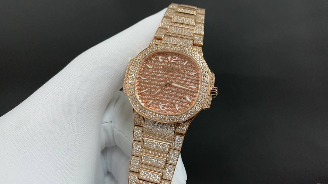 新品 重金打造经典时计——百达翡丽7118女士鹦鹉螺 满钻限量款 少量到货，限量供应（全身采用八心八箭天然奥宝水钻） 🉐️赠送价值💰288旅行便捷定制手表表盒 腕表:定制324 S自动一体上链机械机芯，中心大秒针 表盘:密镶钻，拥有286颗钻 表壳:密镶拥有518颗钻，拥有蓝宝石水晶透盖。防水系数30米。直径35.2mm 表链:采用拥有1729钻采用罕见的“不规则雪花镶钻”工艺，令腕表更添耀眼光彩，这项工艺需要将大小各异的钻镶嵌并固定到位，尽可能隐匿每颗钻之前的贵金属痕迹。 顶配鹦鹉螺7118满天星 目前算是最奢华的女款鹦鹉螺 应该没有人能拒绝了它了吧 雪花❄️镶钻全身 不仅是表盘，表带都是雪花镶钻总之一个字“闪”（白色为真空炉内白金，玫色为真空炉内纳米玫瑰金） 精品，欢迎表友品鉴！