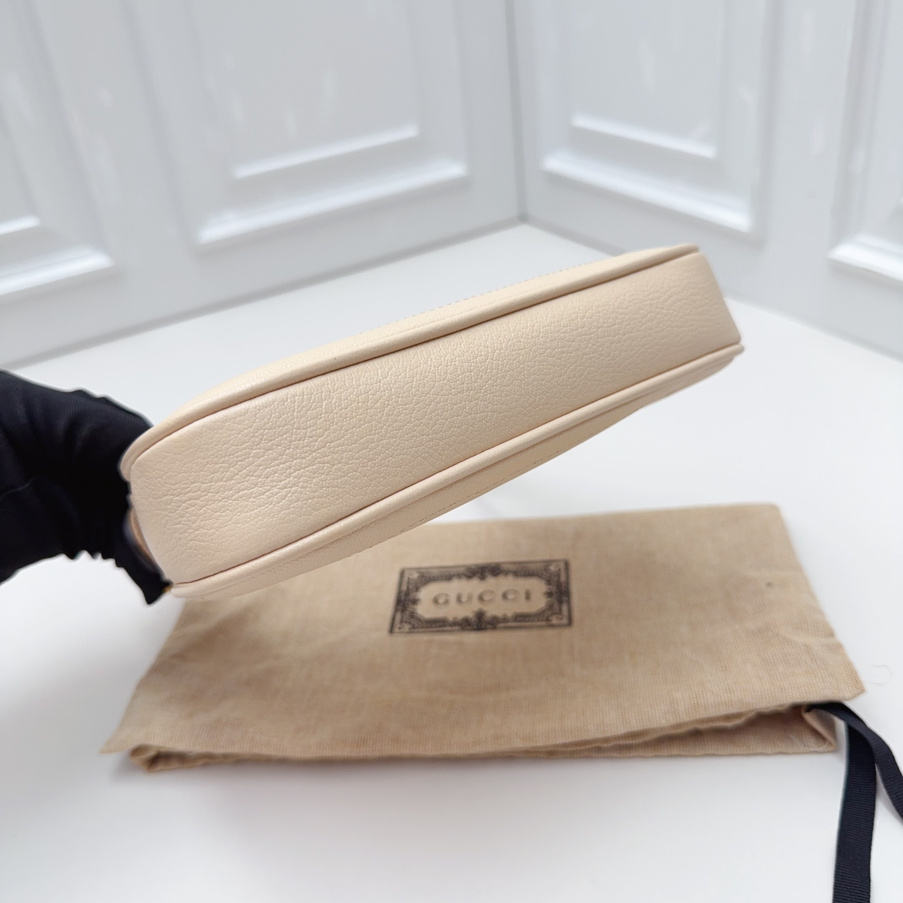 【預訂貨品】閒置全新⭐️ GUCCI經典奶白腋下包