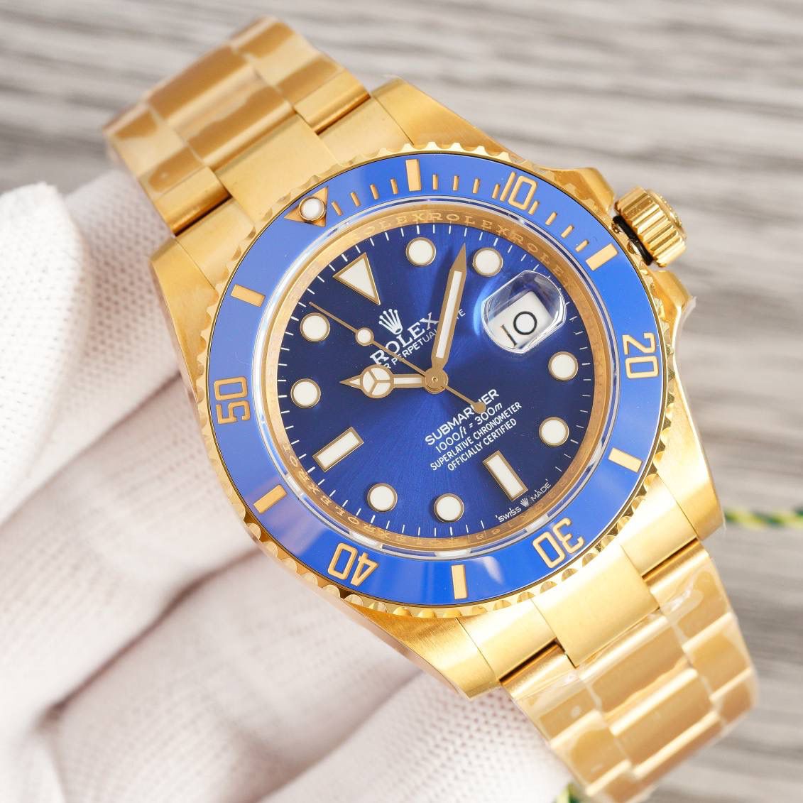 劳力士Rolex潜航者41MM 震撼发布！ 【技术优点】 1⃣️直径41MM新款水鬼【表圈】圈口一体成型（非蚀刻）蓝宝石夜光珠，铂金电镀刻度色泽均匀永不褪色，绿鬼翠绿透亮，黑鬼深邃如墨。超强夜光。🎮NH2 2⃣️ 【表镜】采用蓝宝石材质的抗刮损镜面，蓝膜日历晶体。 3⃣️ 【904L 精钢表壳】通过精心打磨和严格的质量把控，确保版型到位，拉丝和抛光能够比肩正品工艺 ，由内到外匠心打磨，表壳尺寸数据完美还原。🎮 4⃣️ 【一键弹扣】表带顺滑，同样904L精制而成，带粒和表扣细节均做倒角打磨，佩戴手感柔软舒适，操作不费力，表扣编号1LD。 5⃣️防水性能可与正品匹敌——旋入式外圈、底盖及上链表冠系统，接合中层表壳，极致展现蚝式钢表壳的防水性能！防水300M！