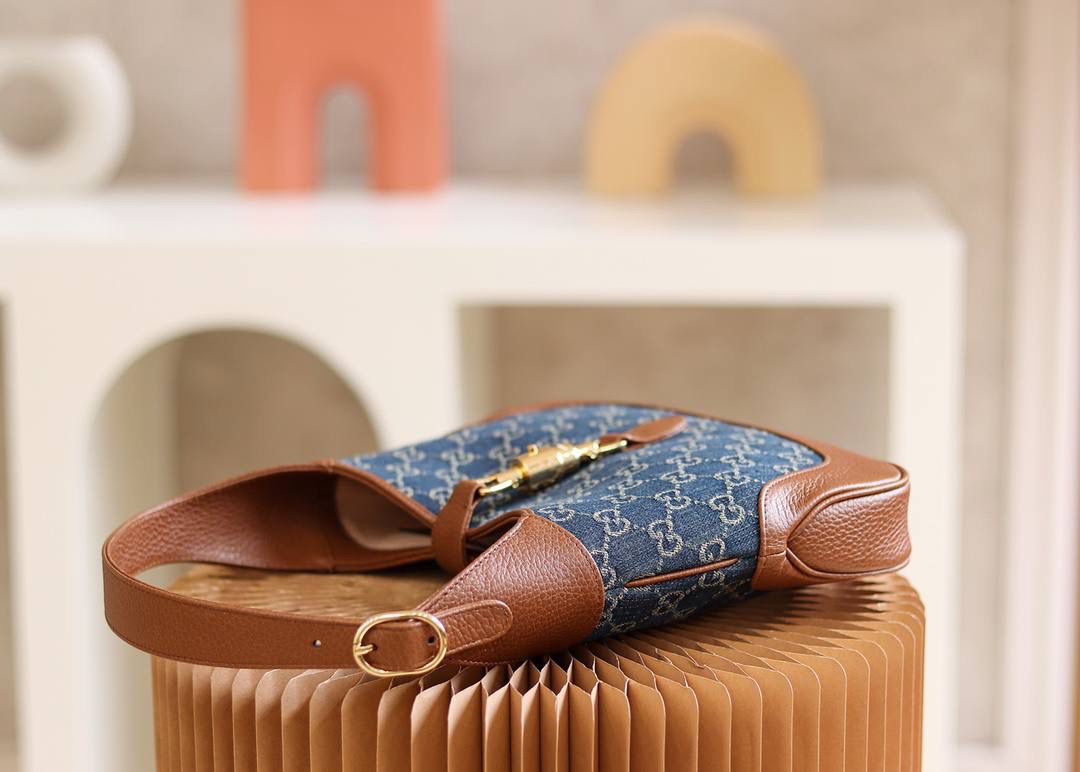 𝙅𝙖𝙘𝙠𝙞𝙚 1961复古牛仔系列 原厂皮#636706# ☞尺寸：28*19*4.5cm 在1961年首次推出1961系列，本季重回时尚前沿，满身自带复古气息，再次使用复古牛仔面料创造出新世纪的复古潮流设计，这一季的设计师简直开挂了，看遍了五花八门的时尚设计，回归了复古的本质，竟然让人眼前一亮，这一季的复古牛仔设计，简直就是来抢钱的，爱了爱了，这复古棕色系列搭配牛仔系列！🔥🔥