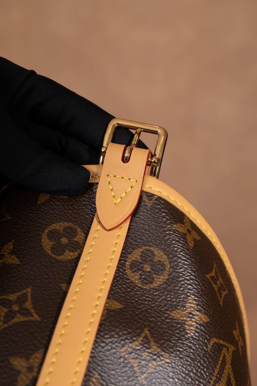 LV CARRYALL🎀 整体风格偏 休闲、随性、有点慵懒感，背上身直接爱上❤️ 字母包设计很贴心，不管是拿来当通勤包，还是妈咪包，都超级适合。容量大、很好装东西，而且又耐看又百搭，天天背都不会腻。 可以说是 又实用又好看的王者包款 了✨ 中号：尺寸 39×30×15cm 小号：尺寸 29x24x12cm 大小刚刚好，看起来大气又很实用。这款 Carryall 系列真的是爆款中的爆款，颜值超高，真的会让人一看就想要！从上市第一天开始就一直缺货，真的不是开玩笑的！！😍✨