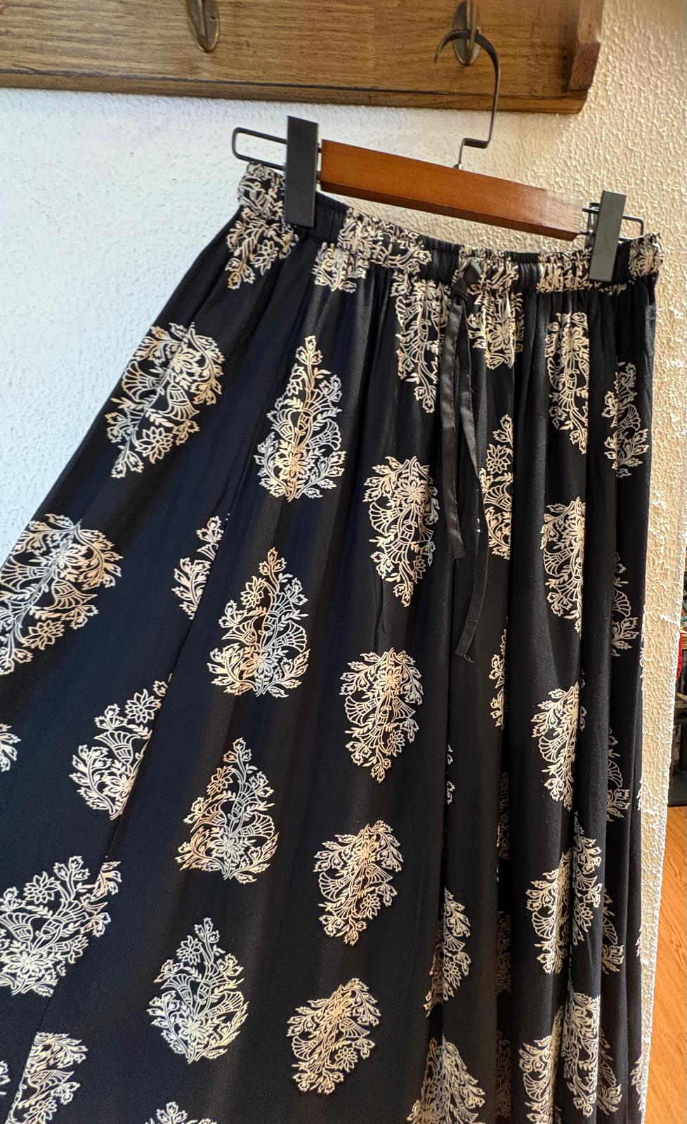 2902 Black Printing Skirt 37"