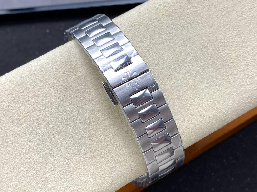 PP+ 百达翡丽 方形 新系列CUBITUS 5821腕表 亮点特色：1️⃣机芯:搭载定制9015改Cal.26-330 SC一体机，调时不停秒，调时不停秒，摆轮位置均与正品一致，自动上链机芯。2️⃣钢带:316L定制级人体工程学表带，新扣款式。3️⃣表壳:尺寸45毫米厚度仅8.3mm，为表壳对角线长度(即10点位至4点位),因为表壳近似于方形，上下边的宽度会小于这一数值，所以视觉效果并不是很大。 搭配上，5821属于运动风格腕表，日常搭配正装和休闲风格也可以。