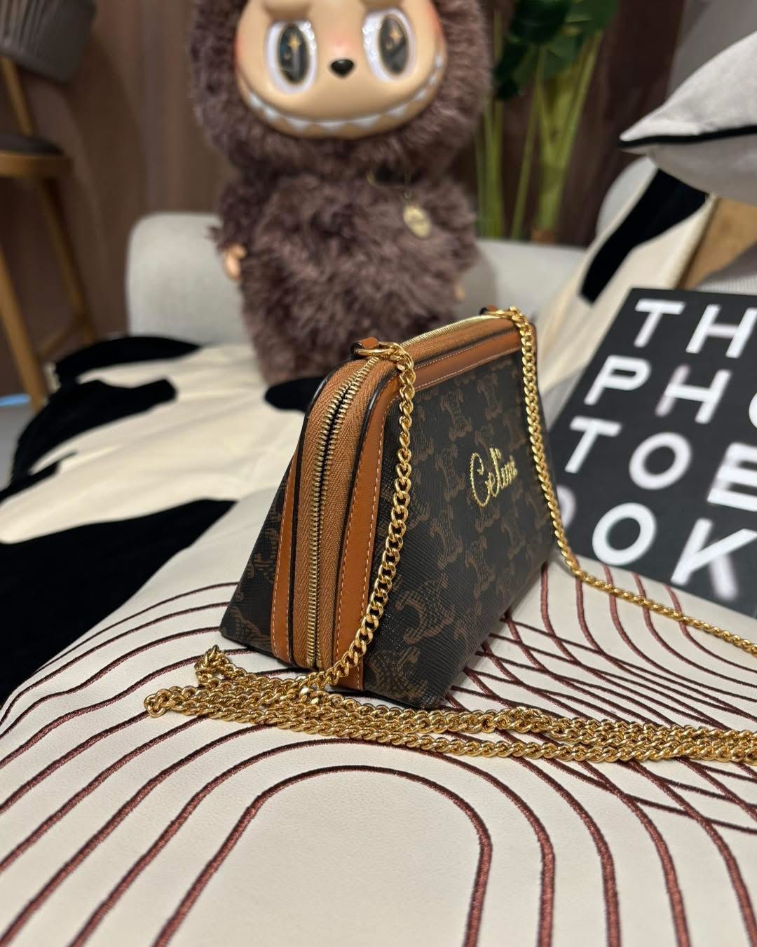 CELINE TRIOMPHE CLUTCH WITH CHAIN 100%Authentic ,95%new ✅dust bag