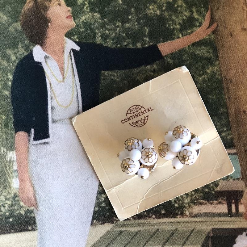 Vintage C.a. 1960-70s Canadian Continental Milk Bead Clip Earrings On Original Card(MT1100-8)
