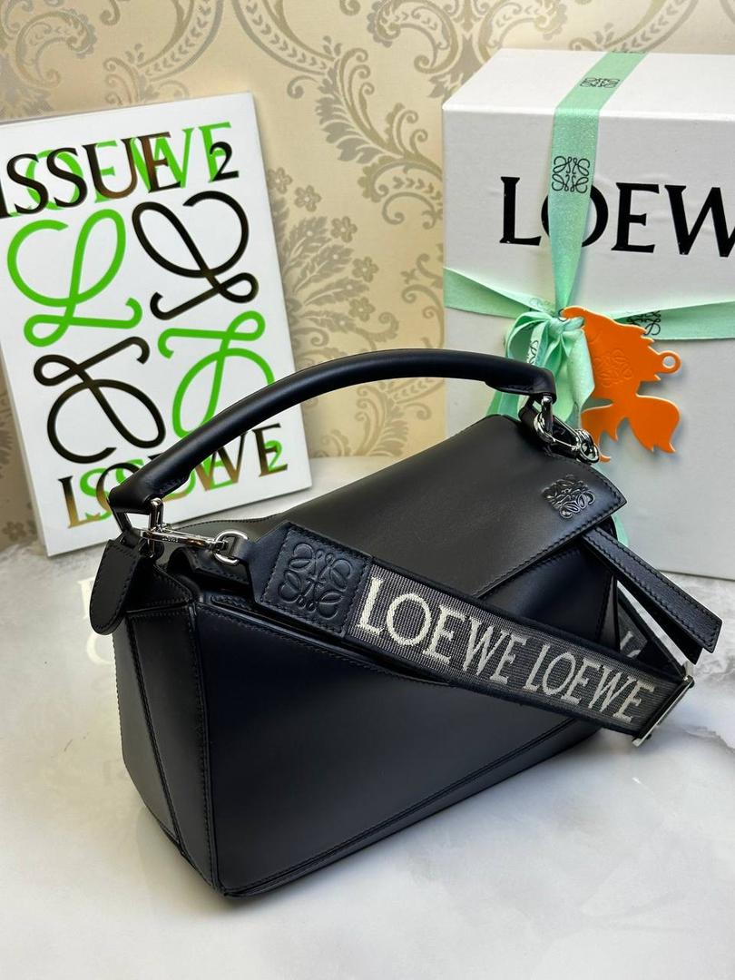 🅰️小号 𝗣𝘂𝘇𝘇𝗹𝗲最新版本❤️ ——（缎面/织带款） ✅经典拼图系列，不规则立体几何设计，最具辨识度的立体廓形和几何美学，顶级进口小牛皮搭配德国沙菲线，独家定制五金，𝗬𝗞𝗞拉链拉头 ✅容量超大，颜值高，四季百搭，新款自带可拆卸𝗟𝗢𝗘𝗪𝗘织带宽肩带‼️ 尺寸：𝟐𝟒-𝟏𝟔.𝟓-𝟏𝟎.𝟓𝐜𝐦 款号：061609织带黑色