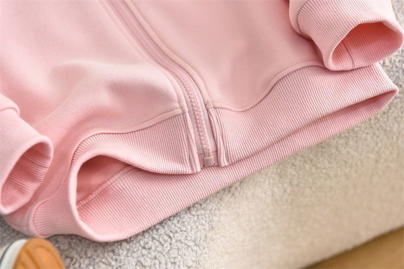 親子裝都可以襯到呀媽咪同女女一齊Cute爆 👩‍👧💕$80件。2件起$ 70件。🎀✨ Sanrio 拼色拉鏈外套 🧥💖可愛到犯規呀呀呀 🥹💓