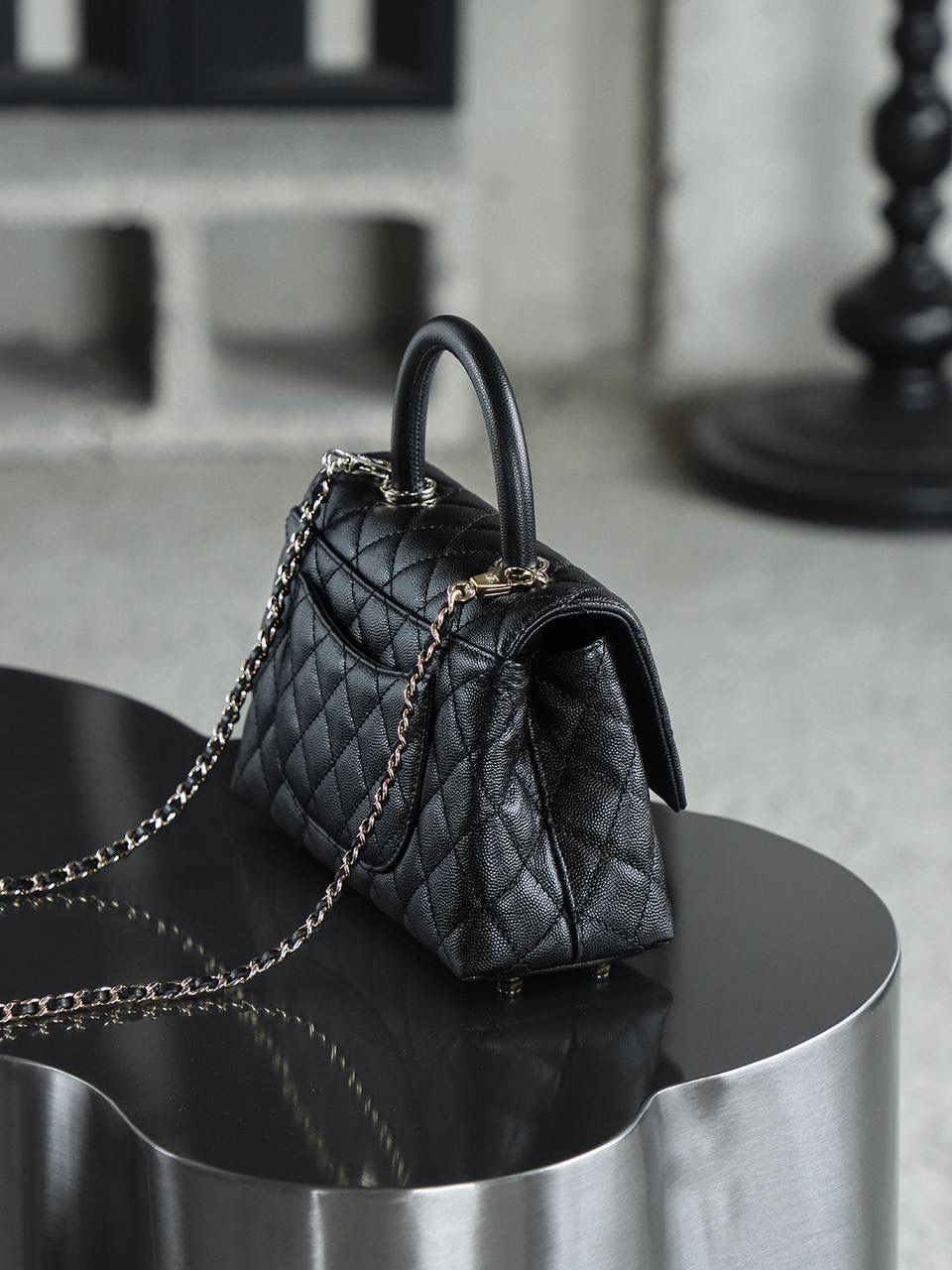 Coco Handle小號鑒定版👜 一包一碼 支持全球鑒定查驗身份證原廠專G Hass皮料過關清單資料可査詢 Coco Handle從1983年誕生到現在，銷量一直穩居榜首。 圓形手柄配上單肩鏈條，是這個包最出彩部分，背在身上優雅，提在手上復古，包多個隔層口袋設計，很人性化！ 五金：全鋼淺金扣 皮料：Hass原廠小球牛皮 尺寸：14*24*10cm