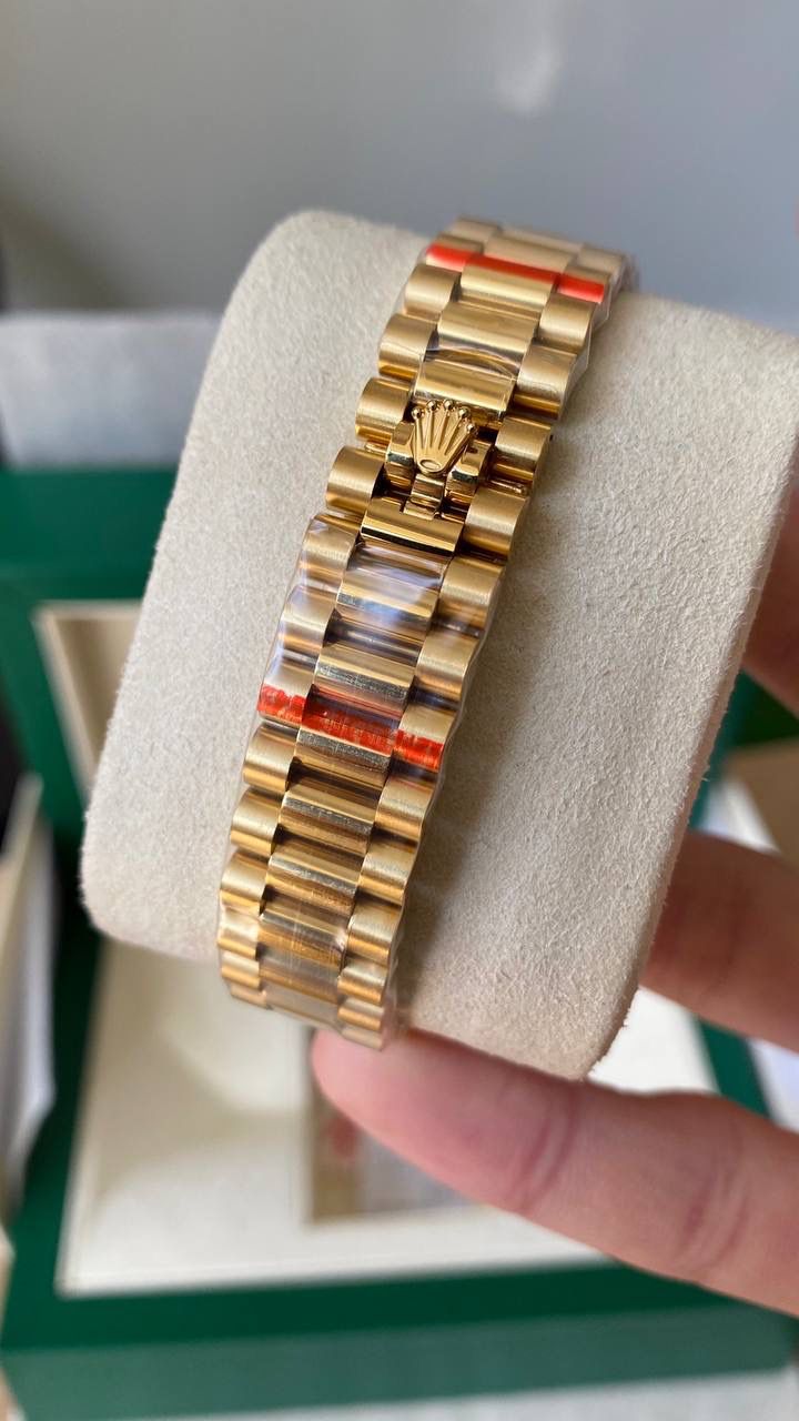 劳力士Rolex女款蚝式日志型腕表31mm 到货 实拍，花朵盘面款型号，所见即所得 原装开模，一比一制作，组件都按照原装逐一复制，配件均可与原装互换。 一表一卡一码 ✨ 表扣类型：隐蔽式摺叠皇冠带扣。 实心精钢材质！ 【表壳】尺寸31mm ，一体成型中层表壳，旋入式底盖及上链表冠； 旋入式结构：双扣锁双重防水系统，旋紧于表壳，使得更加防水。 【镜面】采用蓝宝石防刮损蓝水晶，小窗凸透镜放大日历镀蓝膜。 【表盘】：各色泽逐个调节色泽实现零色差区别，打磨字钉，顶级瑞士超强冰蓝色夜光，底纹细腻，颜色对版; 原版日历字体，原版指针及秒针轴一致 【机芯】采用最稳定的丹东2824机芯为基础，改装同步原版2236机芯一致原版日历字体 （1/31日期）个个正中，一体成型，不会出现卡日历状况。同时也提供：【纯进口全新瑞士SW -200机芯配置选择】，其性能同步原装一样出色，精准恒久，更佳稳稳妥妥，实现真正几乎零返修！