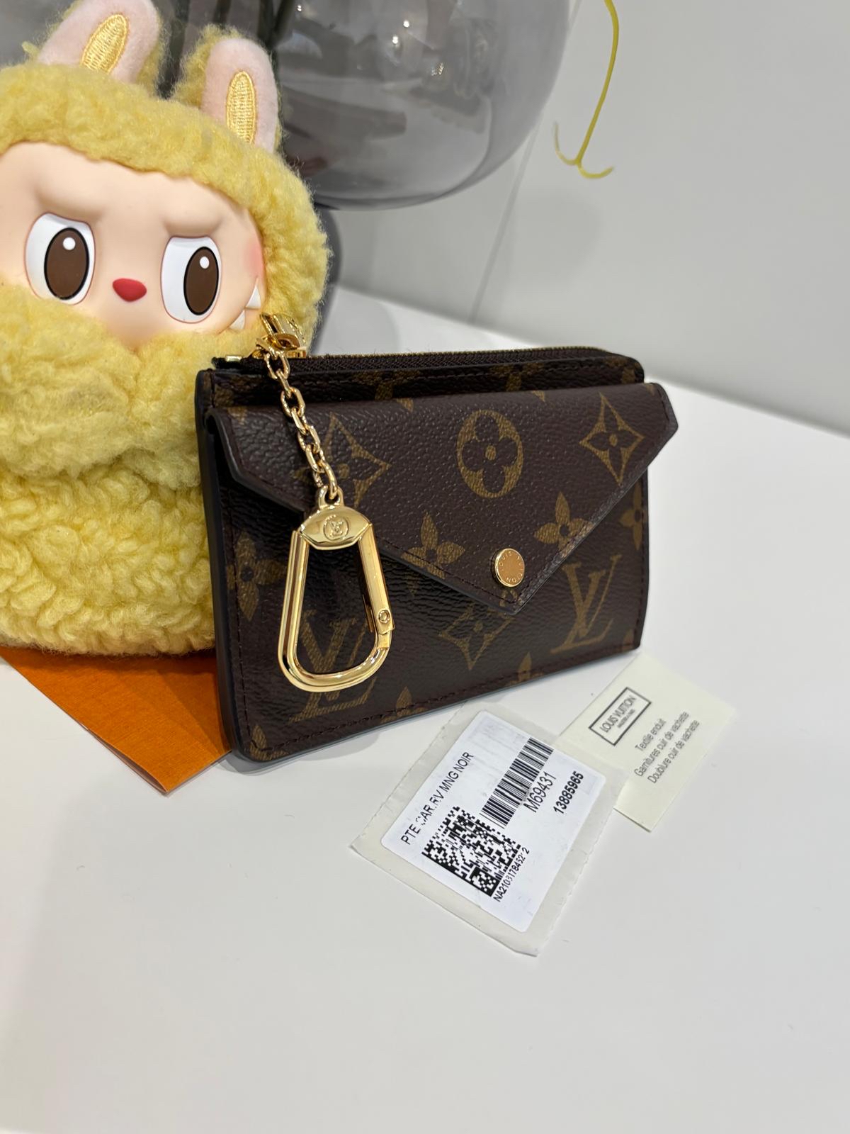 LV Card & Coin Case 100%Authentic, 98%New ✅Dust bag