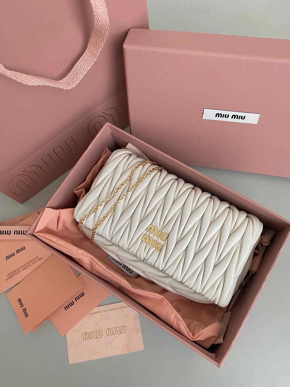 🈶白色 𝗠𝗶𝘂𝗠𝗶𝘂 𝐰𝐨𝐜链条包 咱就是说是不是不止我一个人喜欢这款链条包⛓真的好好看！精致的一塌糊涂，当一只手拿包也能彰显气质 我们用的是进口小羊皮！非国产皮料 肉眼可见的细腻，软软糯糯触感非常好！ 他家经典独特的褶皱工艺，是要有一定厚度 底料太薄了都做不出它的饱满 弹性 更不是市场通货干瘪瘪的褶皱，实在太假 我们新合作的老师傅在这细节上扣的很认真 一缕一折都有zp的神韵，且做到对版！！追求高品质的来 18×9.5×4cm #F0003m