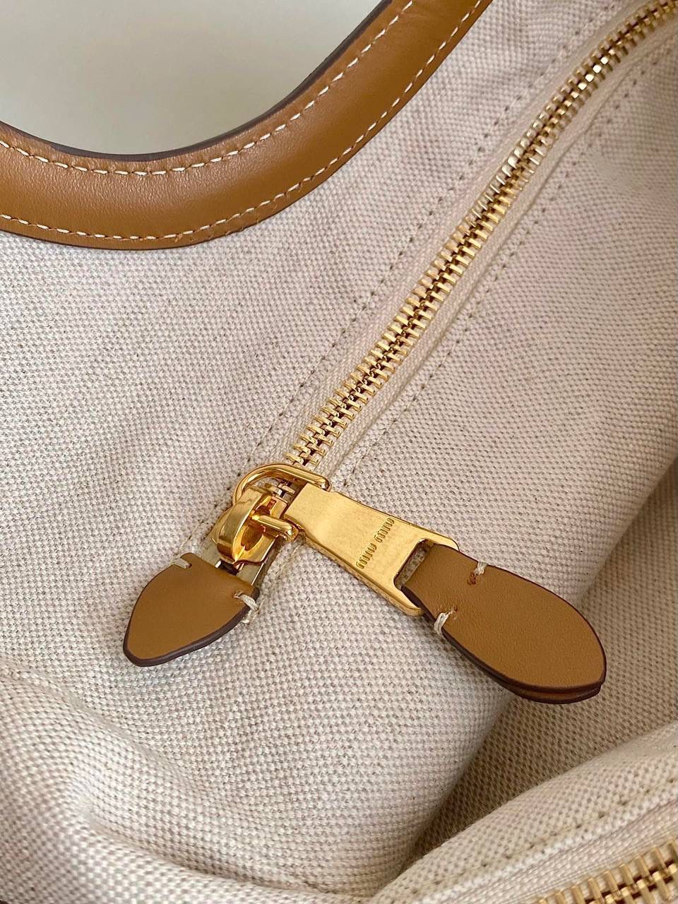 🈶棕色小号 𝗠𝗶𝘂𝗠𝗶𝘂托特！！ 近年miu家真的很会，都是心头爱 慵懒惬意的敞口托特搭配弧形包口 同色系浮雕logo低调又高级 软而不塌的全牛皮质感绝！ 中号大气的包身，男生女生都能驾驭 随时随地的凹造型 小号可以斜挎 小巧可爱，可太适合霓虹妹了 被痕痕拿捏住了🤙🏻 22×12×32cm #F0120m