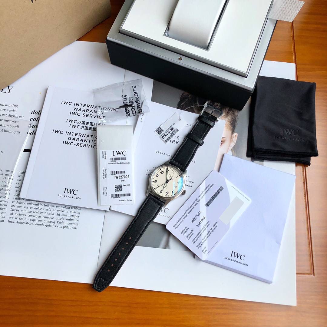 硬货首发，市场独家！IW327002，316L精钢材质，非凡工艺，让小厂知难而退！万国飞行员马克十八传承腕表，采用原装瑞士ETA王牌机芯W-300，40mm表径，全数字刻度超强夜光，双面防反光凸状蓝宝石玻璃表镜。独家渠道进口意大利SANTONI牛皮，一条牛皮成本相当于市场一般牛皮的几倍，在很多细节的把控上都已达到行业顶级，且多项可为标杆，整表细节一丝不苟。 原装价格3W余，一般人均可轻松驾驭，此款万国飞行员腕表视为万国经典款型，任何场景着装均适合佩戴，可谓百搭神器。全套包装出货