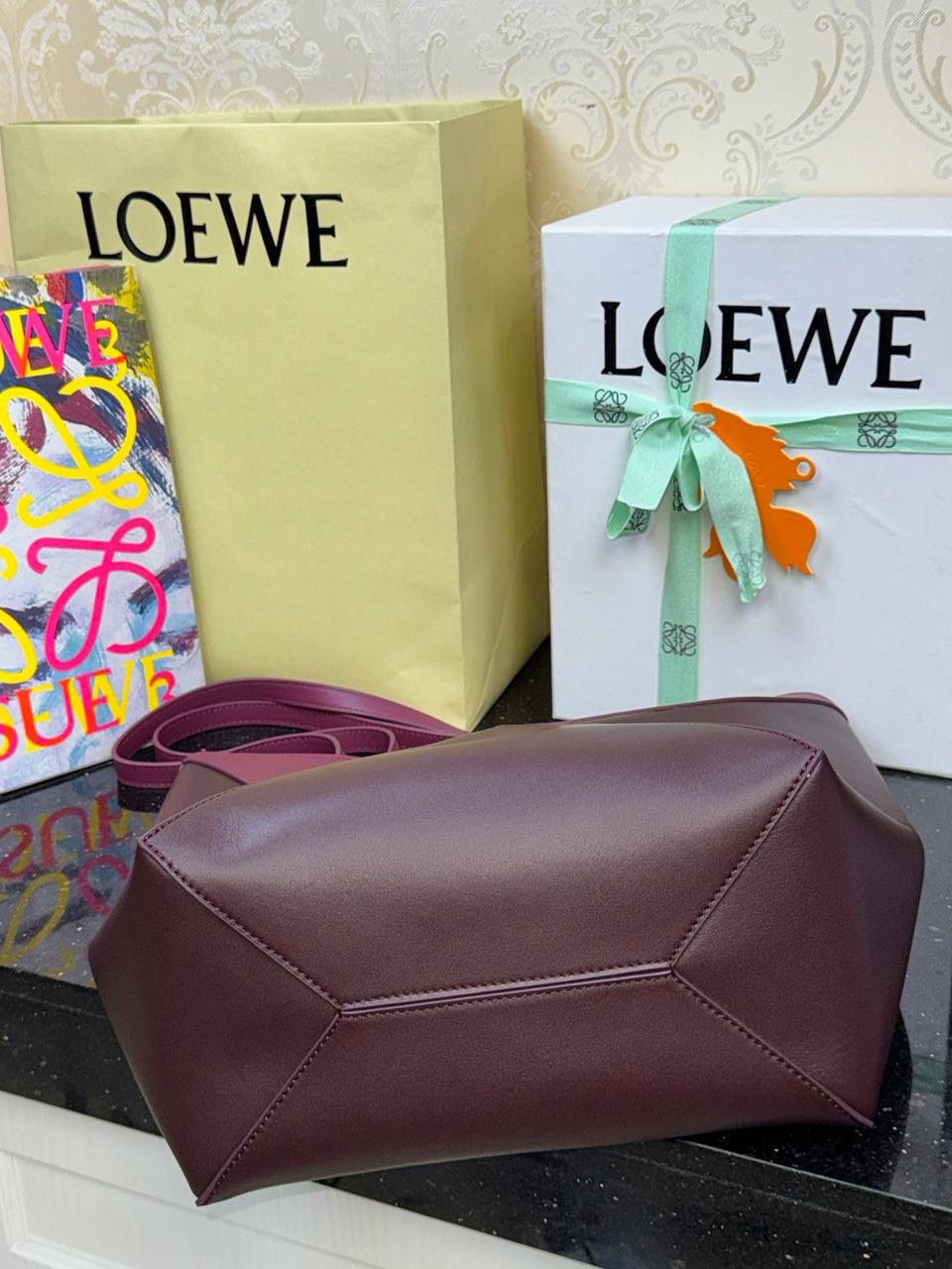 *中号𝐏𝐮𝐳𝐳𝐥𝐞 𝐅𝐨𝐥𝐝折叠手袋👜*（深红拼色） ——全新【𝗡𝗘𝗪】升级‼️ 延续经典𝙋𝙪𝙯𝙯𝙡𝙚的标志性几何裁剪设计，新晋顶流🅰️𝙋𝙪𝙯𝙯𝙡𝙚 𝙁𝙤𝙡𝙚 𝙏𝙤𝙩𝙚以折纸包为灵感，升级成🉑完全折叠‼️的结构，立体与平面任意切换，出差旅行🧳必备单品。小牛皮材质轻且柔软，𝐌𝐢𝐧𝐢尺寸搭配一条可拆卸式肩带，手提，肩背，斜挎多样化背法✨ 尺寸：𝟐𝟓.𝟓-𝟏𝟒.𝟓-𝟑𝟏.𝟓𝐜𝐦 款号：052316