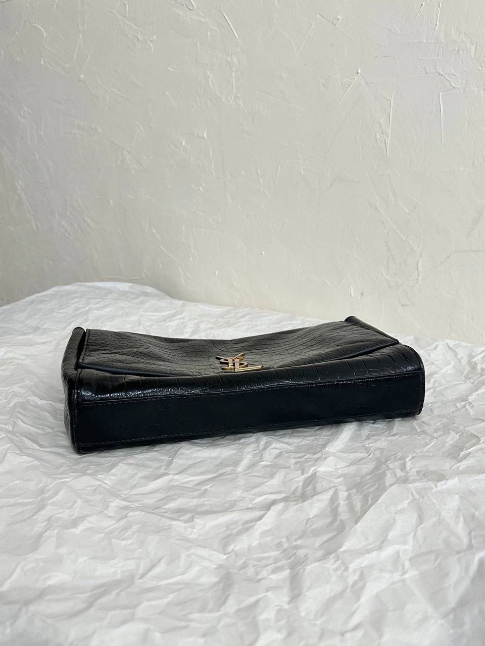 经典王🔥 ys1 kate双面鳄鱼纹/麂皮棕中号🐻 我个人很喜欢的一只ys1 一只包有两种风格(双面能用) 春夏用牛皮面，秋冬用麂皮面 有没有和我一样不喜欢定型包的姐妹 就喜欢这只双面kate软piapia的随性感☺️ 容量贼大，自重还轻，爱了爱了～ 28.5×20×6cm553804m