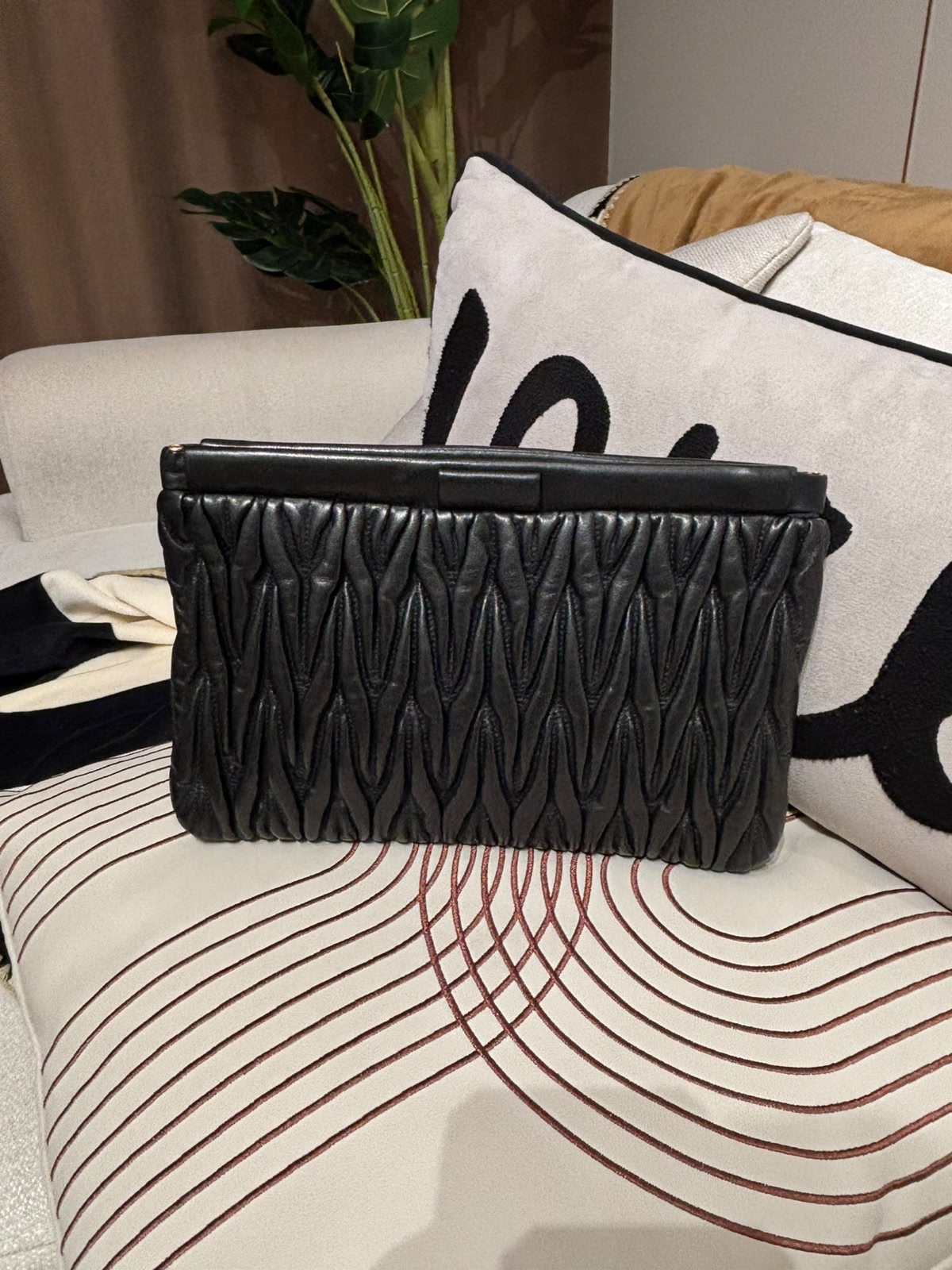 Miu Miu clutch bag 黑色金扣 100%Authentic ,95%new