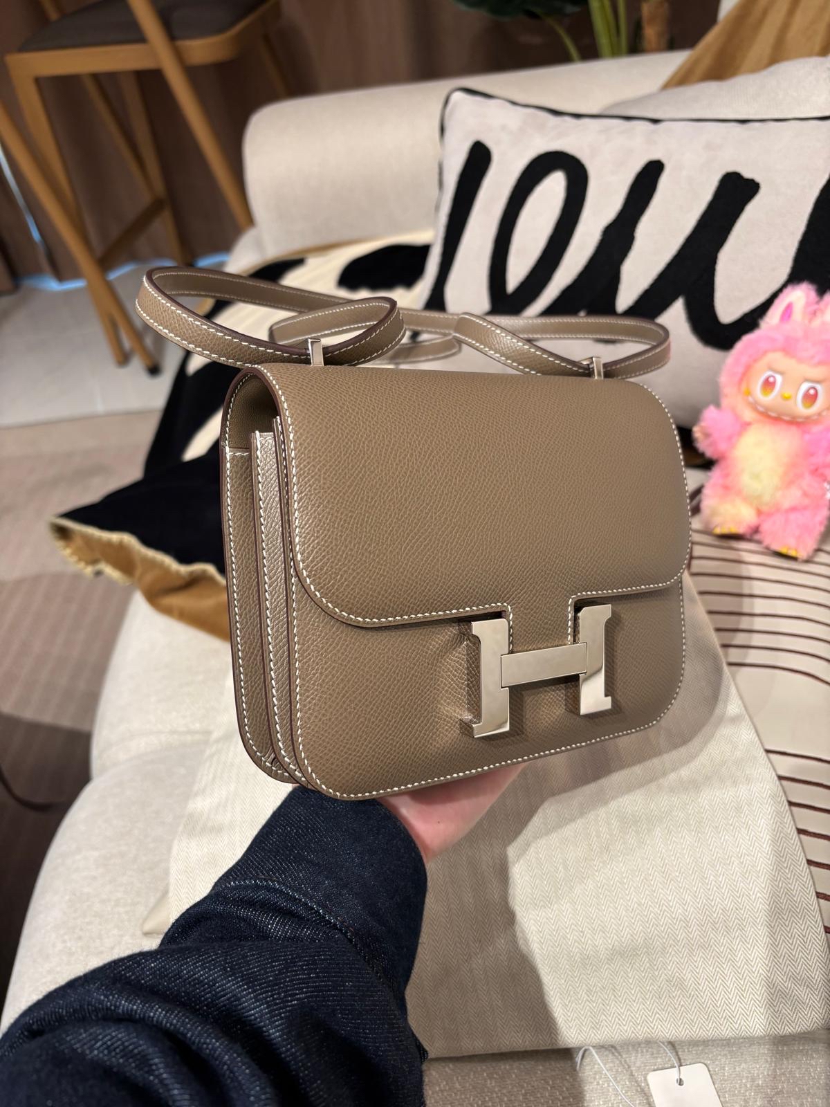 Hermes Constance mini 19 , Stamp Y 大象灰銀扣epsom 牛皮100%Authentic, 98%New ✅Dust bag ✅Box