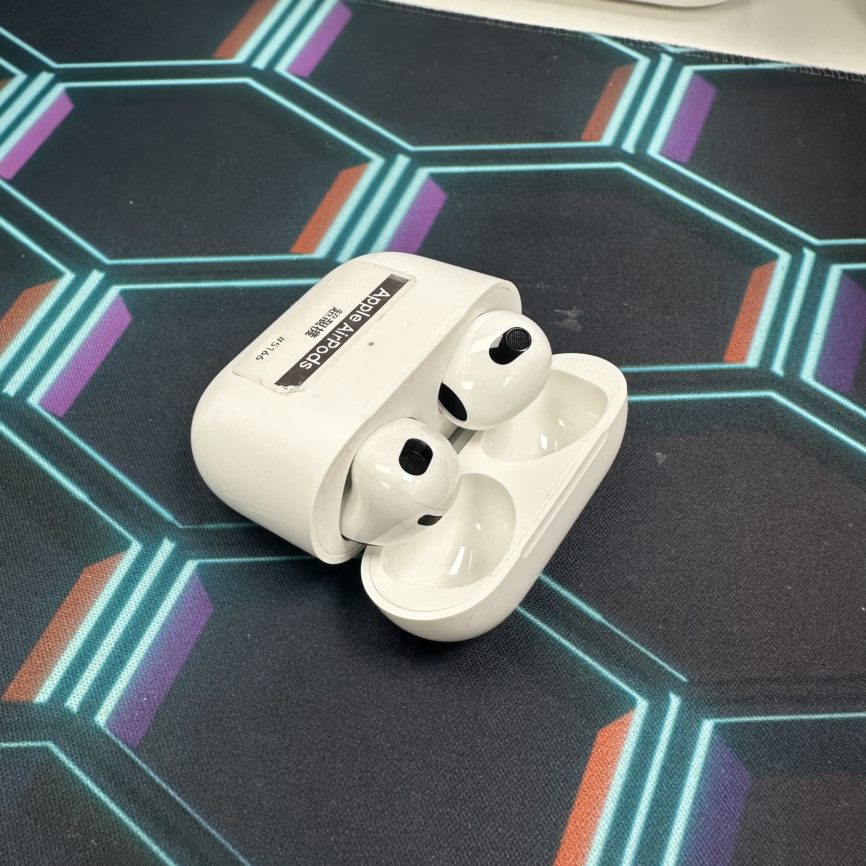*5166 Apple AirPods 