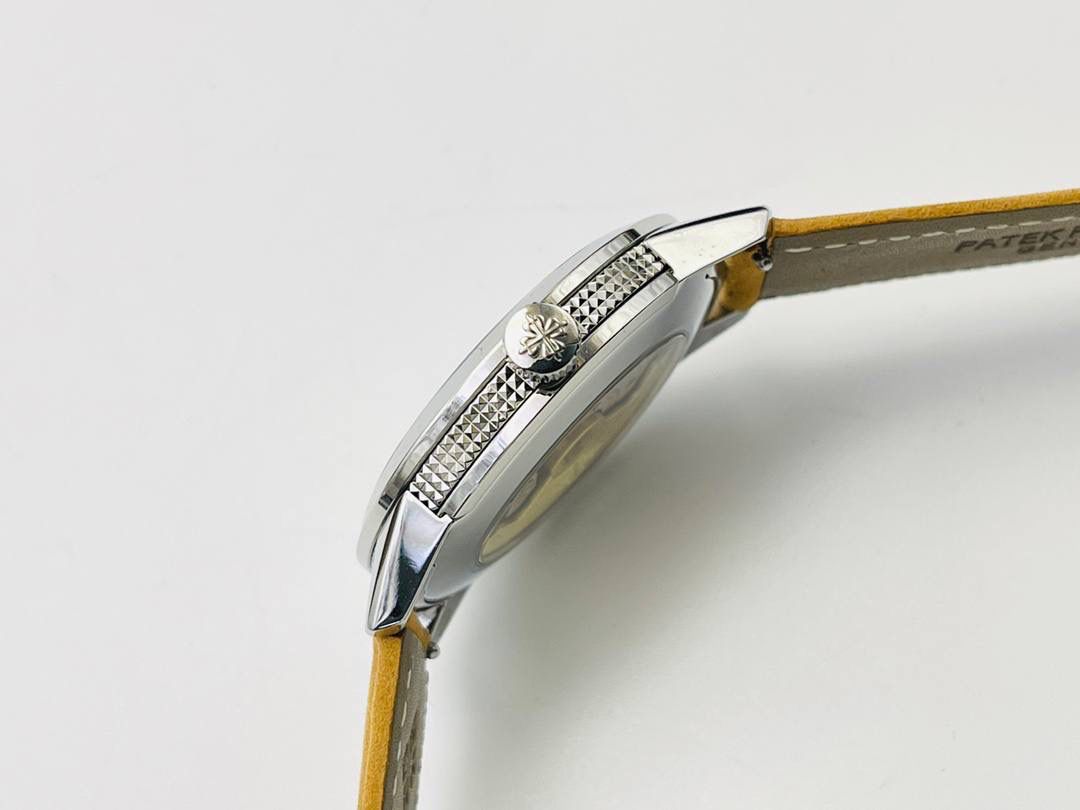 市场最高版本 百达.翡丽Calatrava系列Ref.5226G-001腕表！ 1⃣️表壳：百达Calatrava系列表款便因其圆润流畅的表壳形状享有盛名。百达.翡丽以这一特点为墓础重新设计该表款，在表壳侧缘雕饰巴黎钉纹。 2⃣️设计师还开发出一种特殊表壳结构，令表耳与表壳底盖融为一体，从而使巴黎钉纹全面覆盖表壳侧边。 3⃣️根据原装开模，壳套设计贴合原装！ 4⃣️字面：炭灰色表盘流露复古韵味，边缘呈黑色渐变效果，其微妙粒纹令人联想起古董相机外壳。 5⃣️表盘搭配覆米色荧光涂层的白金立体字块，以及低调内敛的"轨道式"秒钟刻度。 6⃣️白金针筒型时针及分针覆米色荧光涂层。3字位位置设有日期视窗，采用米色字块！ 7⃣️搭配黑色背景机芯：采用进口9015为基础机芯并加以改装升级！机芯夹板桥经倒角，边缘作细意打磨，大小夹板饰以鱼鳞纹、日内瓦波纹，夹板表面有包金雕刻，螺丝凹槽经打磨和倒角，所有细节尽善尽美，同时印有百达翡丽经典双P印记！ 8⃣️表带：全新Ref.5226G-001 表款有两款可互换表带，一款为米色绒面小牛皮，另一款为黑色小牛皮，饰有压花纹理图案和米色缝线。两款表带均搭配白金针扣，同时配备快拆生耳，让更换表带操作更加便捷！