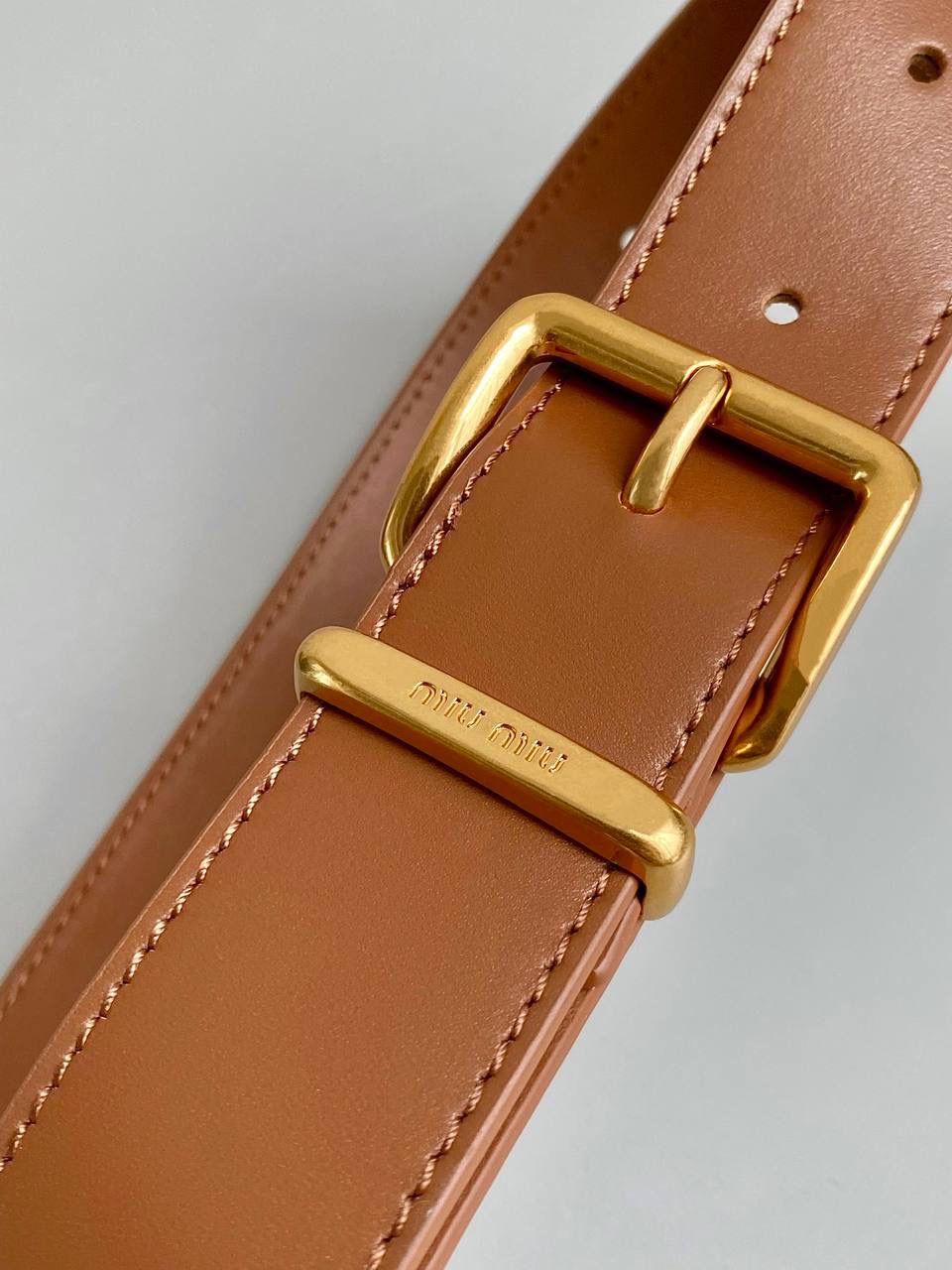 🈶焦糖色 | 肩带款 𝗠𝗶𝘂𝗠𝗶𝘂23秋冬公文包 比经典老款多了一条长肩带 斜挎手拎更加实用，直接翻红啦！！ 看似一样，实际尺寸上有轻微小改 但差异不大，整体也比老款要薄一点 斜挎起来更有轻盈感，不会显得太笨重 近两年miu水涨船高，爆款制造机 出什么火什么，杀疯了已经，都去冲 一整个甜酷少女感路线，赢麻了！！ 23×34×10cm，#F0020m