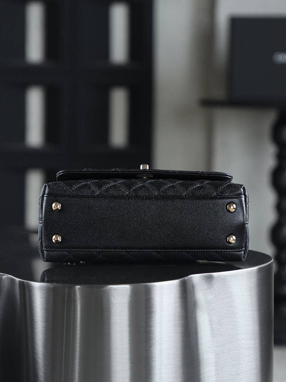 Coco Handle小號鑒定版👜 一包一碼 支持全球鑒定查驗身份證原廠專G Hass皮料過關清單資料可査詢 Coco Handle從1983年誕生到現在，銷量一直穩居榜首。 圓形手柄配上單肩鏈條，是這個包最出彩部分，背在身上優雅，提在手上復古，包多個隔層口袋設計，很人性化！ 五金：全鋼淺金扣 皮料：Hass原廠小球牛皮 尺寸：14*24*10cm