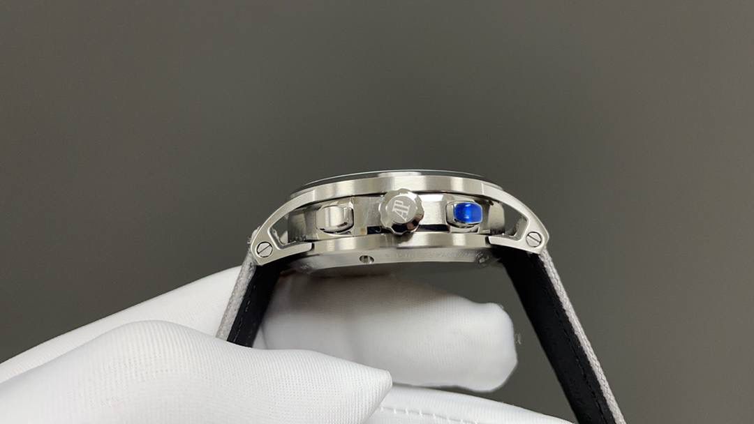 🚀皇家橡树26048离岸型41爱计时机械腕表💯 1.壳套按照原装开模多道工序顶级处理 2.一体字面立体工整的盘面“饼干纹理”和原装一模一样 3:316精钢表壳原装开模细节经过多道工序的打磨磨砂处理 4.7750机芯9字位小秒走时精准 5.表镜选用进口防眩水晶蓝宝石玻璃镜面 6.表带搭配进口意大利小牛皮以及帆布皮带，表扣实用原装针扣，尺寸41mm，爱彼入门级强烈推荐，精品打造