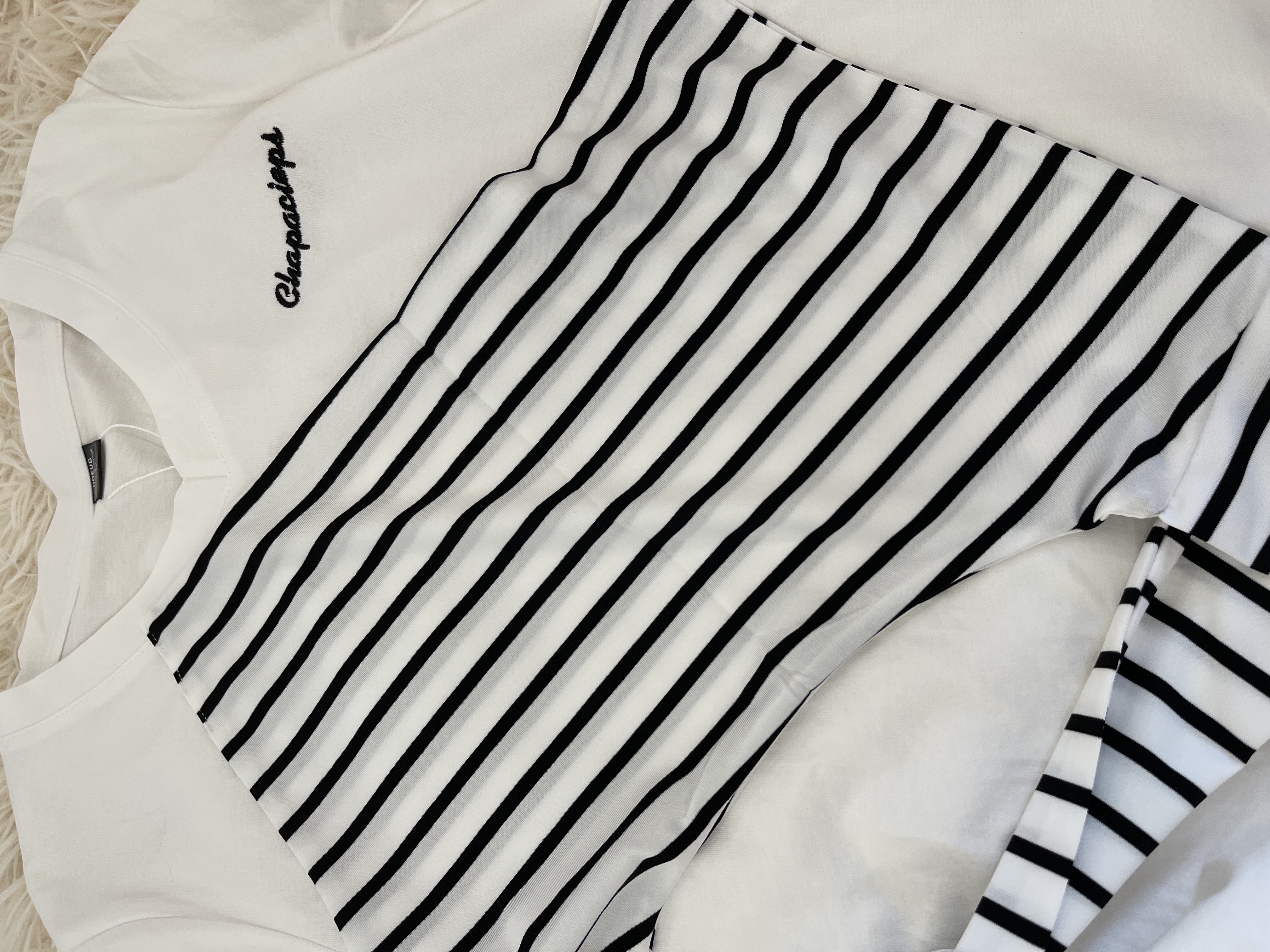 V领线条披肩T恤