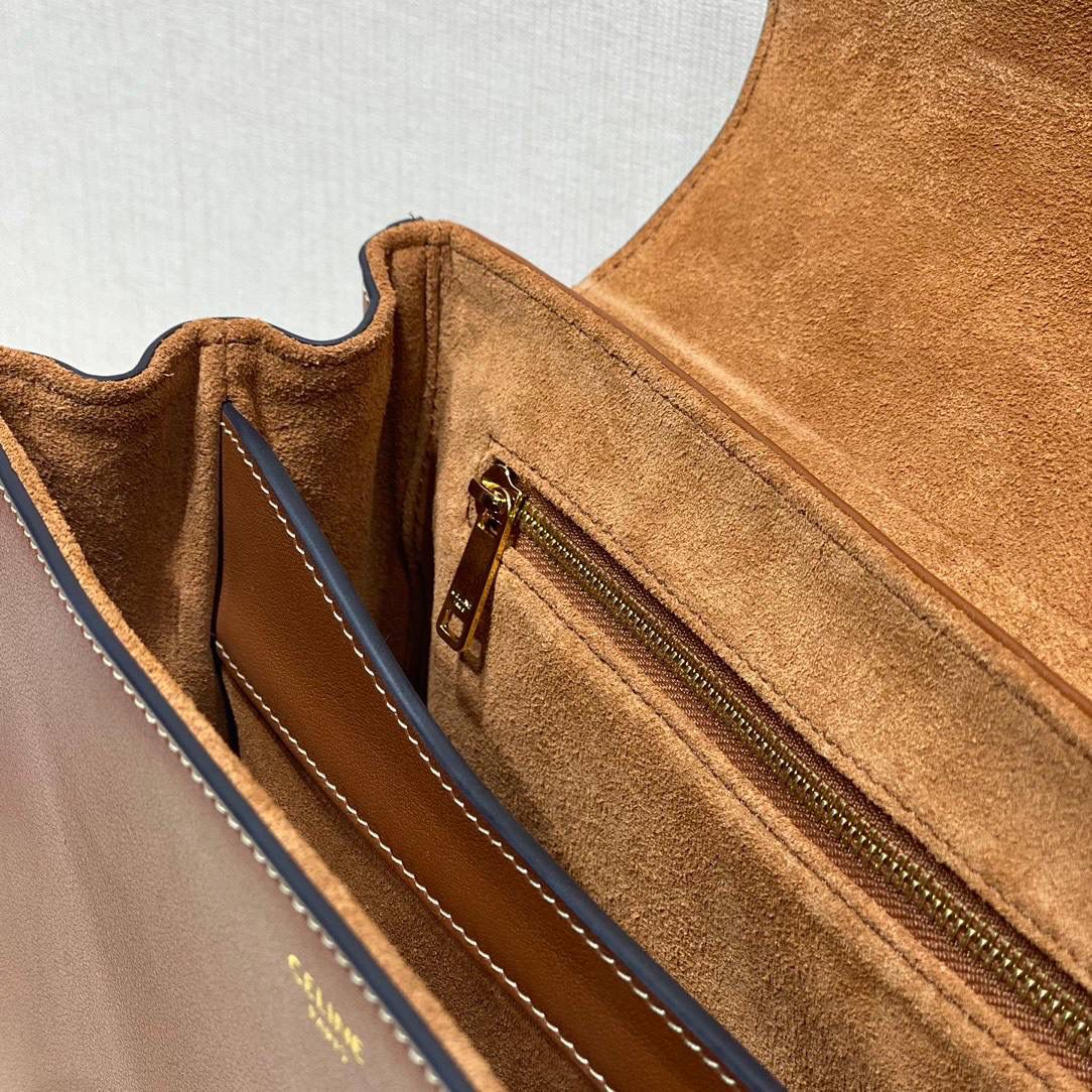 🔥大货实拍图 𝗖𝗘𝗟𝗜𝗡𝗘 ♥ 𝗧𝗘𝗘𝗡 𝗦𝗢𝗙𝗧 𝟭𝟲 创意总监HEDI SLIMANE创作的首款手袋16系列，柔软考究的小羊皮搭配标志性金属旋锁，别致优雅。型号：196853 尺寸：23*15*9cm