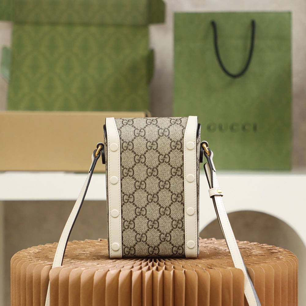 马衔扣 𝟭𝟵𝟱𝟱系列手机包 原厂皮/纯铜五金 ❤️ ☞型号：625615 尺寸：11.5*17*4cm 这款马衔扣标志的手机包，真是一见钟情，相见恨晚的知音，复古气息十足，老花本身就很百搭吸眼球，搭配复古的棕色皮料设计，大家非常喜爱的马蹄扣设计，分分钟想让人入手的冲动，可爱的造型，容纳量非常的高，日常出门的必备神器，颜值担当，不只装下可爱，男女都可共同，爱了！