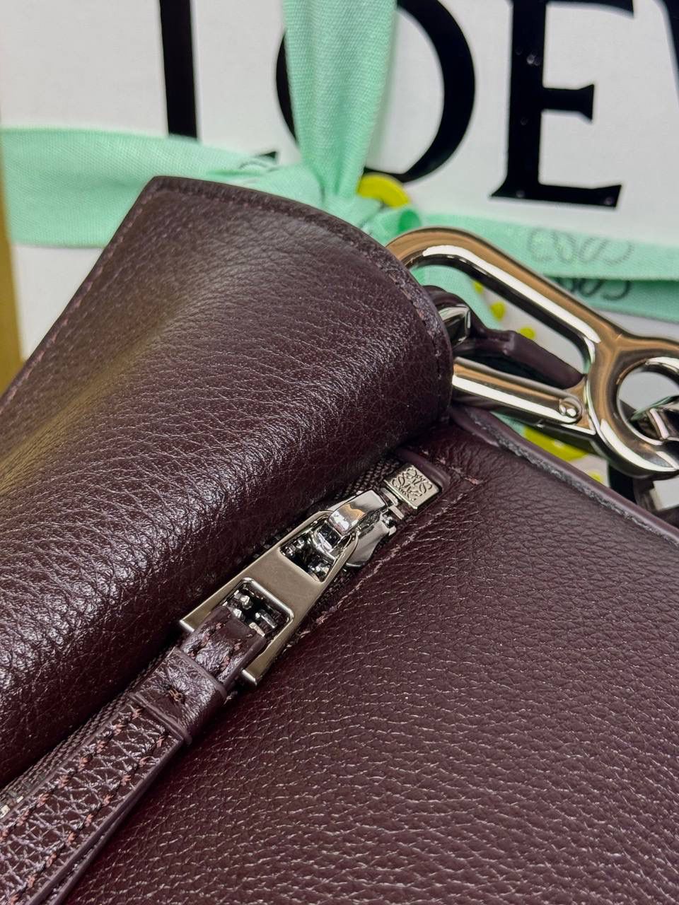 🎈【全钢】大号鹿皮𝘗𝘶𝘻𝘻𝘭𝘦* ——【👉🏻牛血色到货✅】 尺寸：𝟑𝟐.𝟓-𝟏𝟒.𝟓-𝟐𝟑.𝟓𝐜𝐦 编码：260403 【配全套包装】 ❤️经典拼图系列•不规则立体几何设计•最具辨识度的立体廓形和几何美学•顶级进口皮搭配德国沙菲线•独家定制五金•𝗬𝗞𝗞拉链拉头。 ❤️该款大号采用鹿皮革制成•绒面内里•搭配一条可拆卸可调节的皮肩带•肩背斜挎或手提多样化背法。