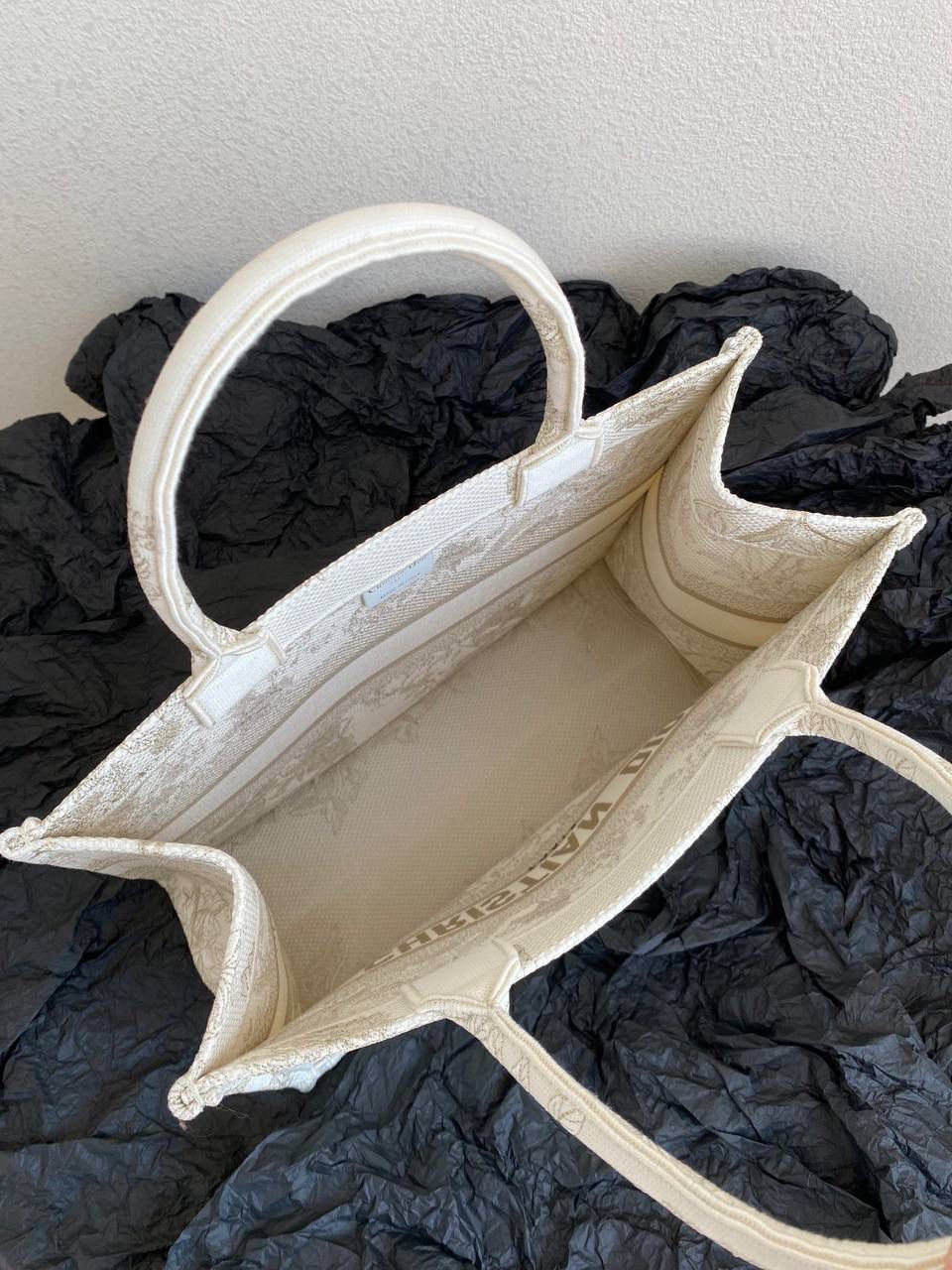 🈶金色中号 𝗖𝗗 𝗕𝗼𝗼𝗸 𝘁𝗼𝘁𝗲23圣诞限定"冬日花园"💕💕 充满诗意和繁花盛放，对花卉的喜爱 即使在严寒的冬天都要鲜花围绕 这是刻在骨子里的浪漫 这不只是包，还是艺术品 36.5×28×17.5cm