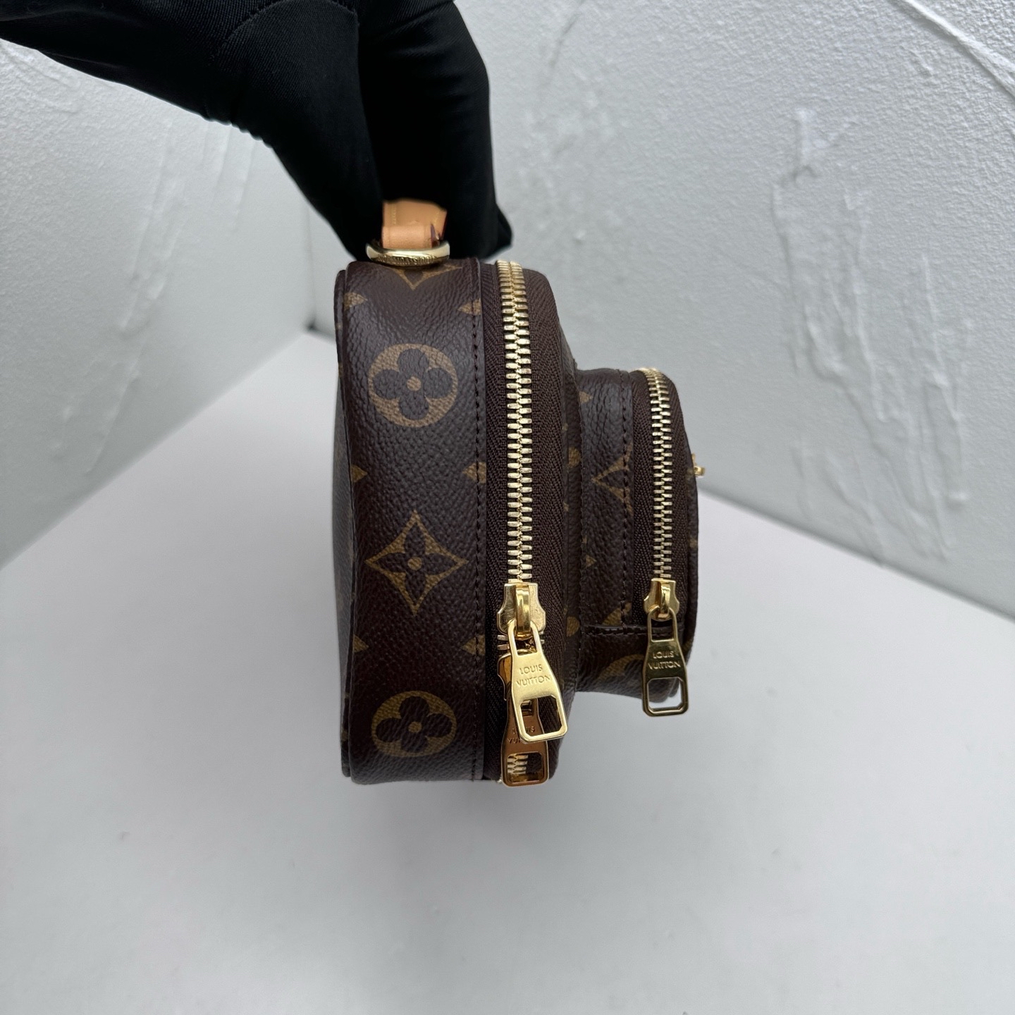 Pre-Owned LV Utility Crossbody / Product Code: 26051706
