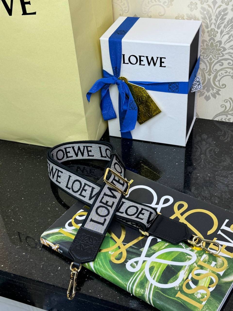 【黑/金尊享版】 —全新升级肩带出货啦❤️ 👉🏻独家进口机器，全新升级刺绣，无限接近砖贵𝙕𝙋👍 👉🏻满配Anagram图案，一条肩带，用途多多😀 长度：𝟗𝟗-𝟒𝐜𝐦 编码：182323 颜色：黑/金