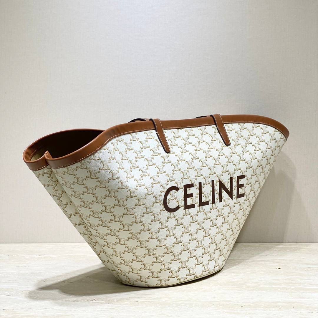 🔥大货实拍图 𝗖𝗘𝗟𝗜𝗡𝗘 ♥ 𝗧𝗥𝗜𝗢𝗠𝗣𝗛𝗘 𝗖𝗔𝗕𝗔𝗦 𝗖𝗢𝗨𝗙𝗙𝗜𝗡 新款米色老花，搭配棕小牛皮和棕色logo，扇形的设计整个包法式随性休闲风情中带一丝优雅💃型号：196262 尺寸：67*30*19cm