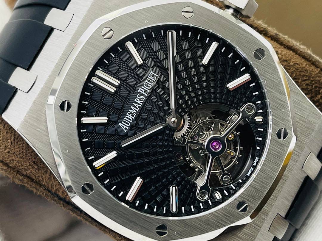 爱彼A P皇家橡树陀飞轮精品腕表 升级细节🔥 1⃣️独家订制Cal.2924机芯，动力储存68小时！ 2⃣️腕表依旧保留的八角形表圈、标志性的六角形螺丝以及经典表带！ 3⃣️皇家橡树系列超薄陀飞轮腕表在经典的“Tapsisserie”格纹上进行再度创新，形成了新的格纹“Tapisserie Evolutive”！熟悉又陌生的表盘格纹装饰带来全新观感，成为这款腕表的点睛之笔。 4⃣️表壳直径为41毫米，厚度为11.2毫米！