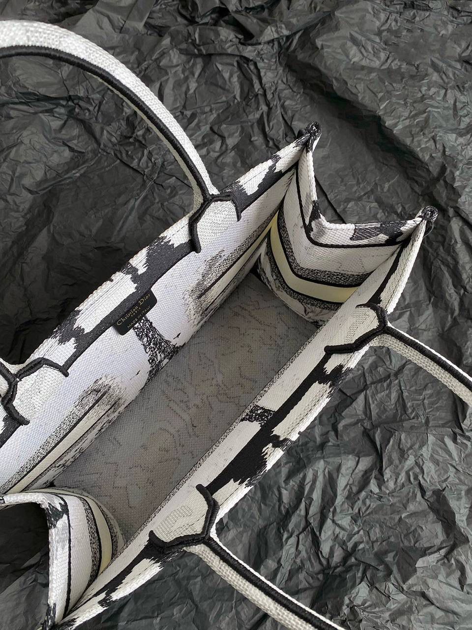 🈶白色中号 𝗖𝗗 𝗕𝗼𝗼𝗸 𝗧𝗼𝘁𝗲 24夏季"巴黎铁搭" 说实话，近年来花卉系列有点看乏看腻的 请你们一定看看这一只，新的炙热款！！ 本季主打Dio r与埃菲尔铁搭的浪漫邂逅， 惊艳了全网‼️ 真真实实绣在整个包上，砖柜超级难抢的！ 黑白色调干净利落，复古又神秘的法式浪漫 那种高定视觉，沦陷了！沦陷了！ 行走的巴黎街头很是时髦，我先冲了！❤️🎀 36×27×16cm