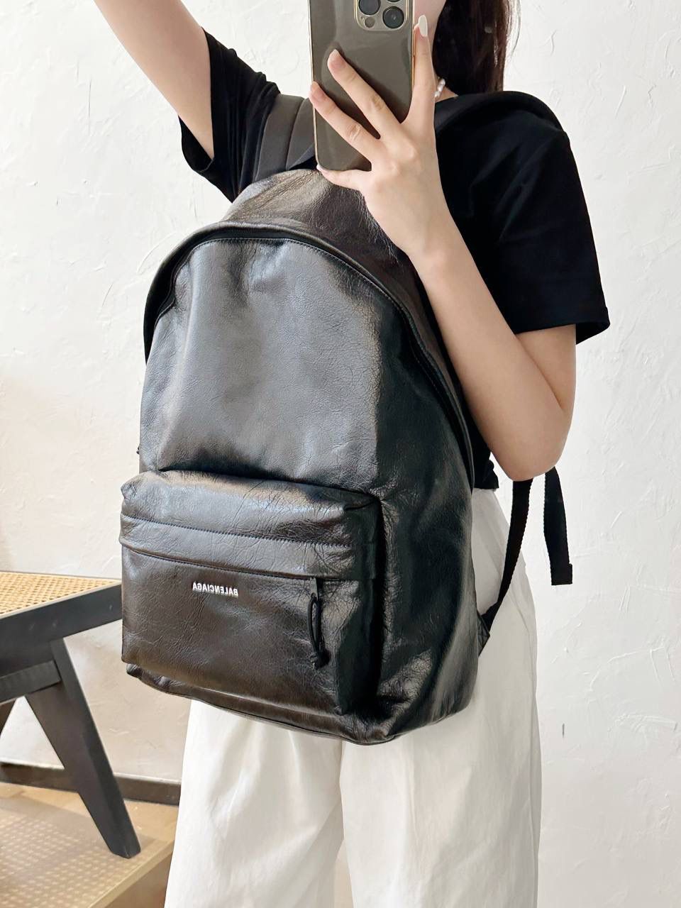 ba1enciaga explore 双肩包👣 其实日常就想背一个简单实用的双肩 而且质感还是需要好一些的，并且低调百搭的 这只explore 一定是一百分的 不出挑的版型真的很适合i人哈哈哈 电脑书本杂志通通都放得进 容量也是无敌大的，而且自重还轻哦～ 47×34.8×19.8cm503221m