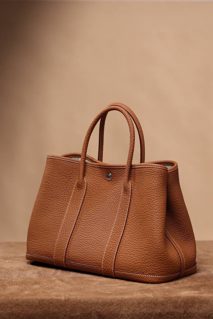 Hermes 爱马仕 Garden Party 30 金棕花园包👜✨ 尺寸：30*20*13cm 花园包独家渠道货，独家欧洲原厂皮原厂五金组装ZP尾单货，独一无二的天花板渠道货 面料是采用法国原厂的Togo皮，纹路清晰，颗粒感饱满，手感细腻，扑鼻而来的香味，爱不释手 版型真的是决绝子 喜欢大包的就入手吧 😍🤟🏻