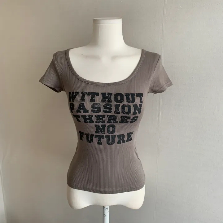 Ribbed Scoop Neck Graphic Top