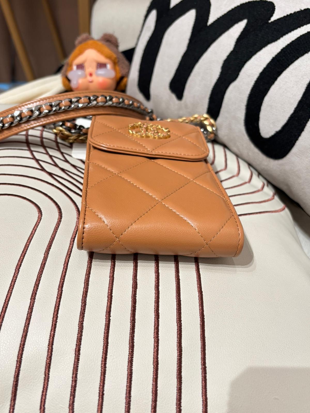 Chanel 19 clutch with chain phone woc 100%Authentic ,98%new ✅專門店收據✅晶片✅dust bag✅box 